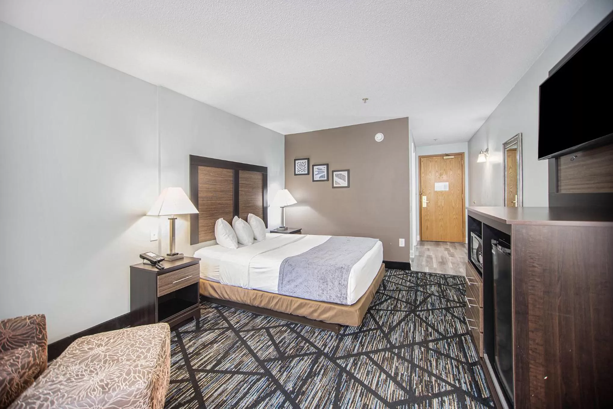 Photo of the whole room, Bed in Baymont by Wyndham Grand Haven