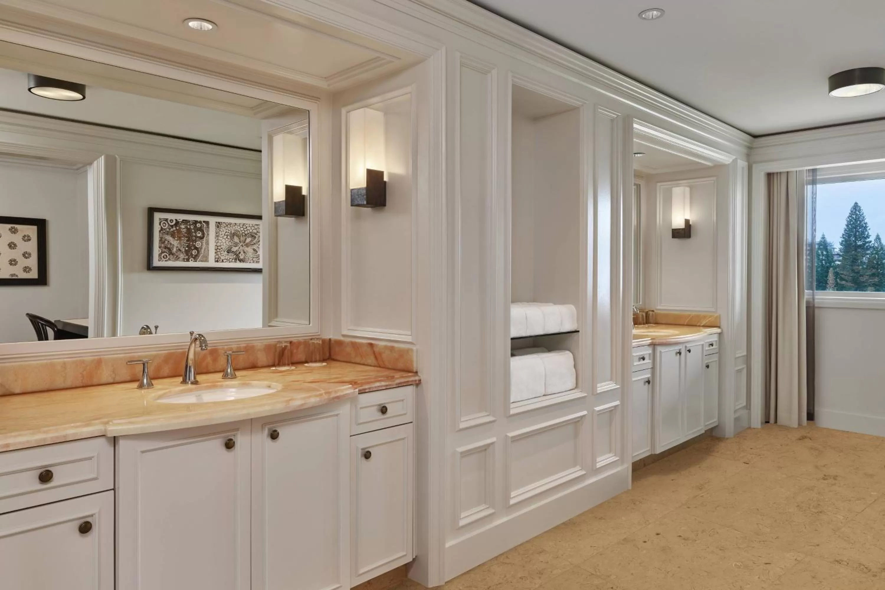 Bedroom in The Ritz-Carlton Maui, Kapalua