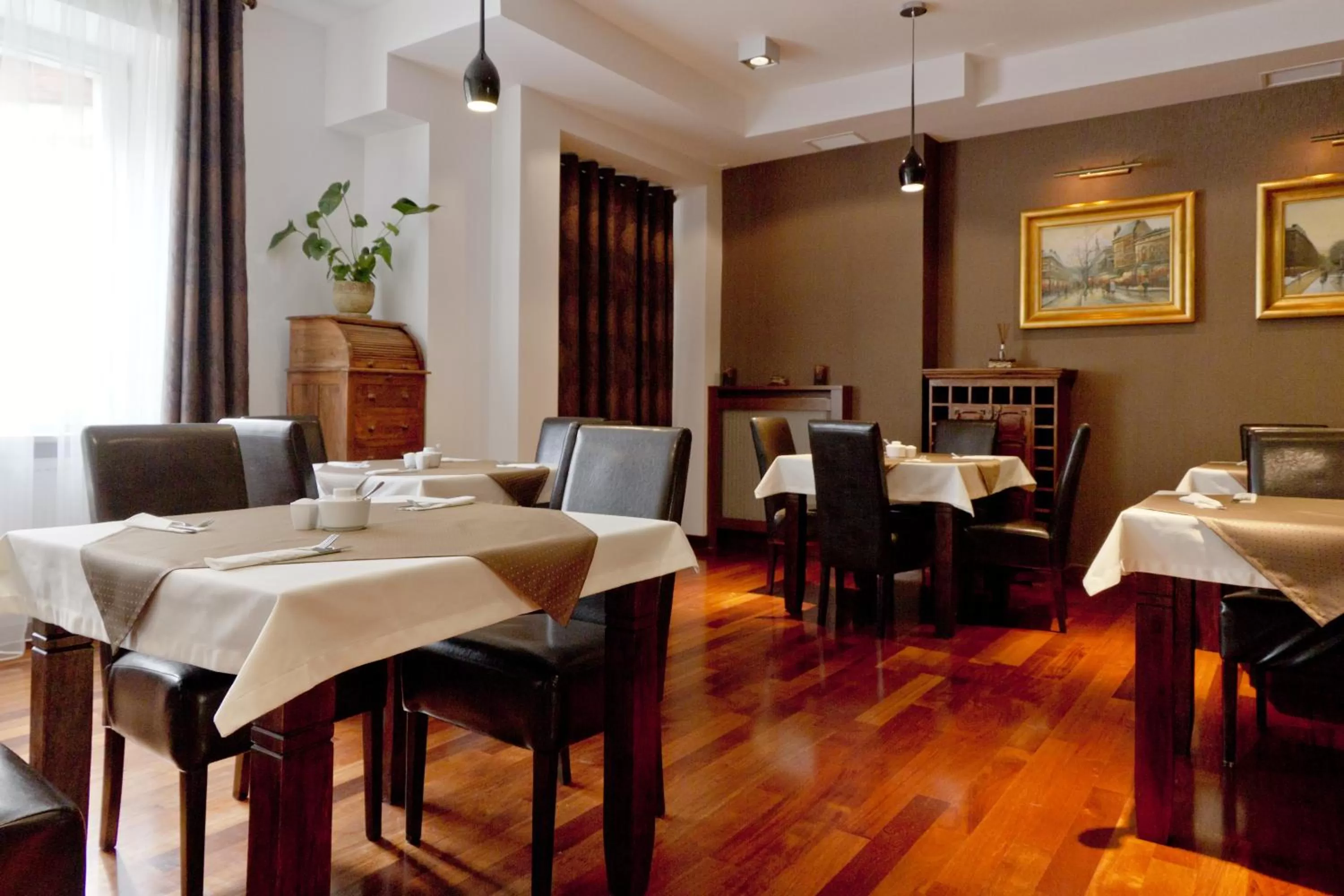 Restaurant/places to eat in Hotel Columbus