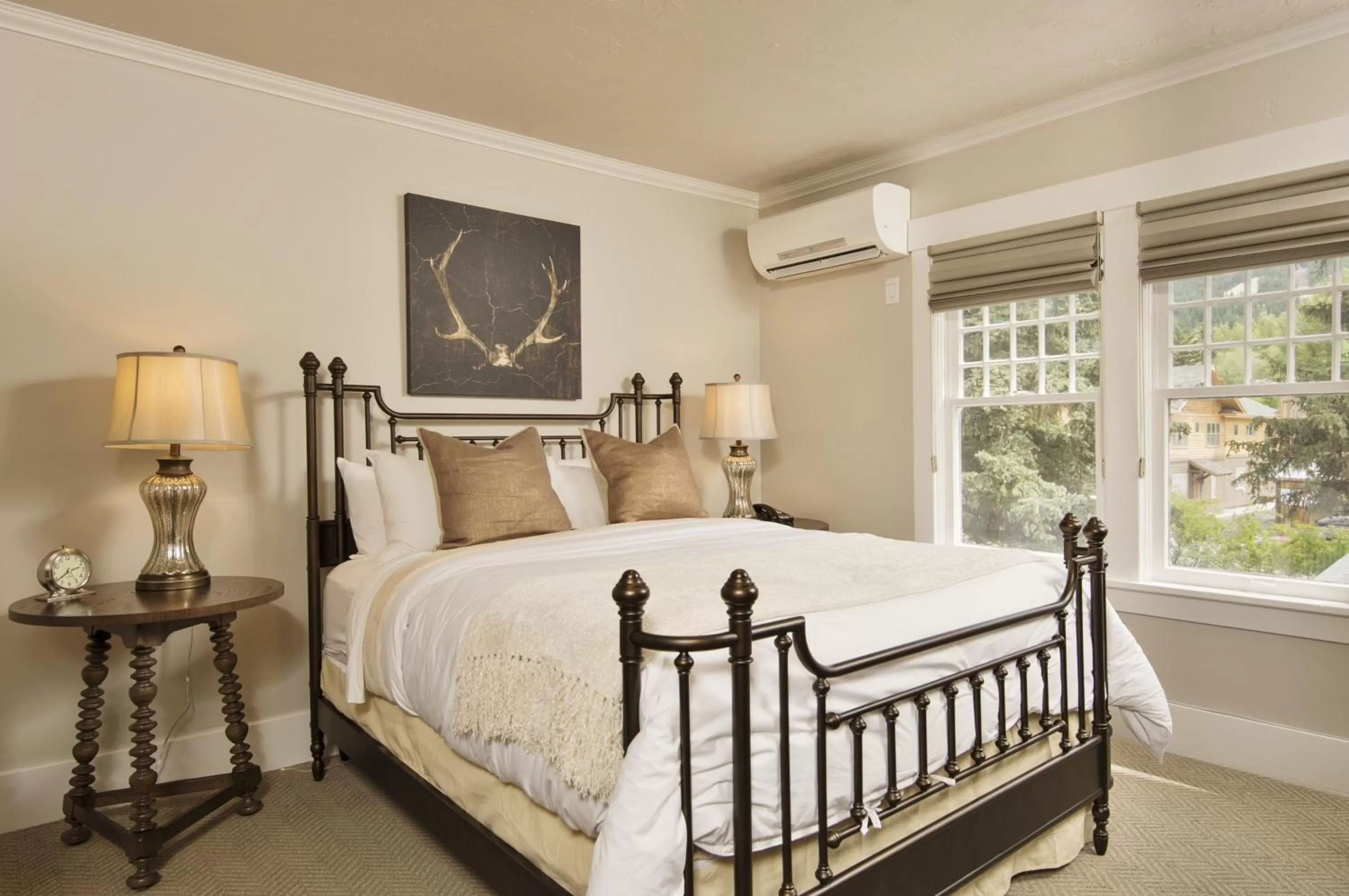 Deluxe Queen Room in Huff House Inn and Cabins