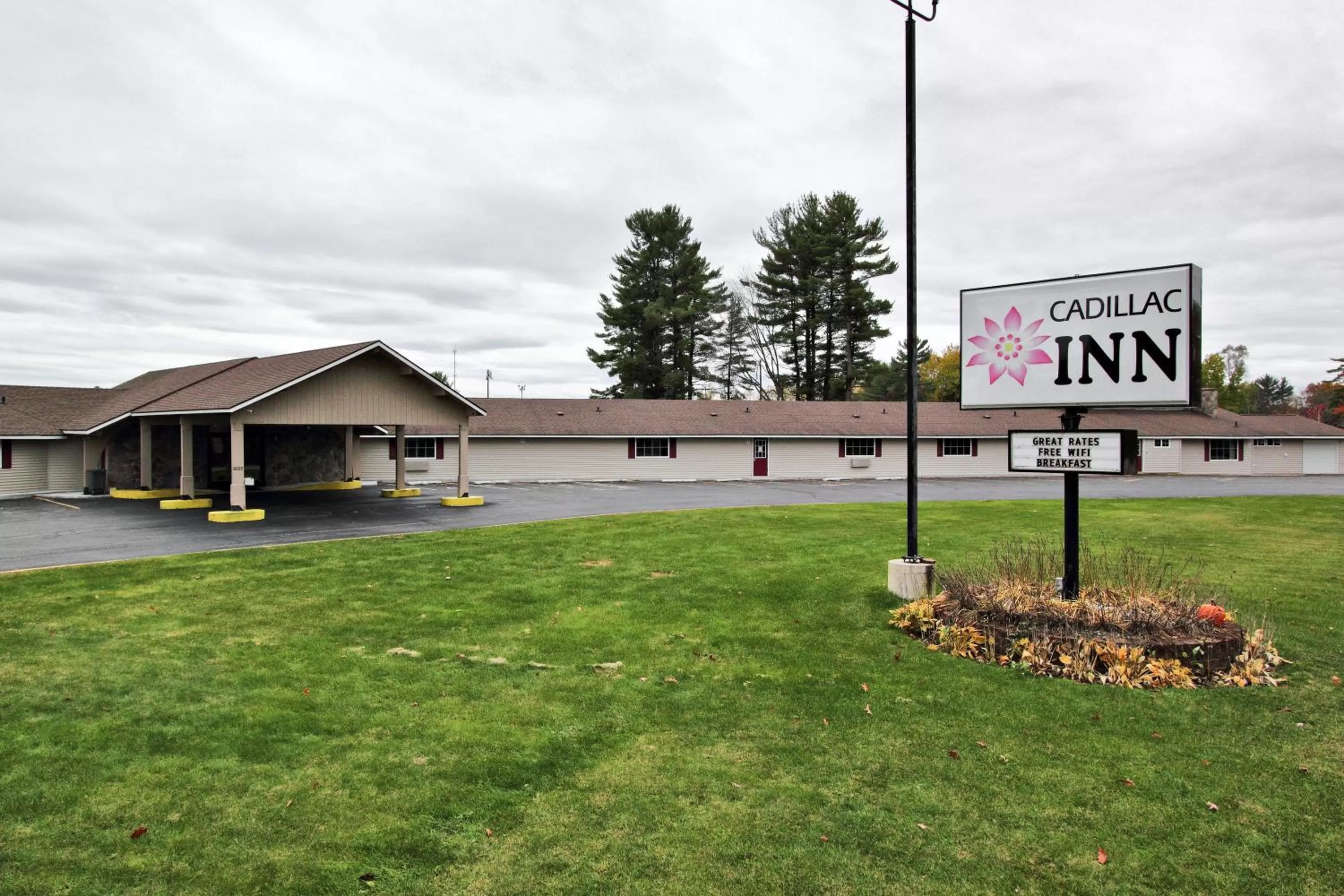 Facade/entrance in Cadillac Inn