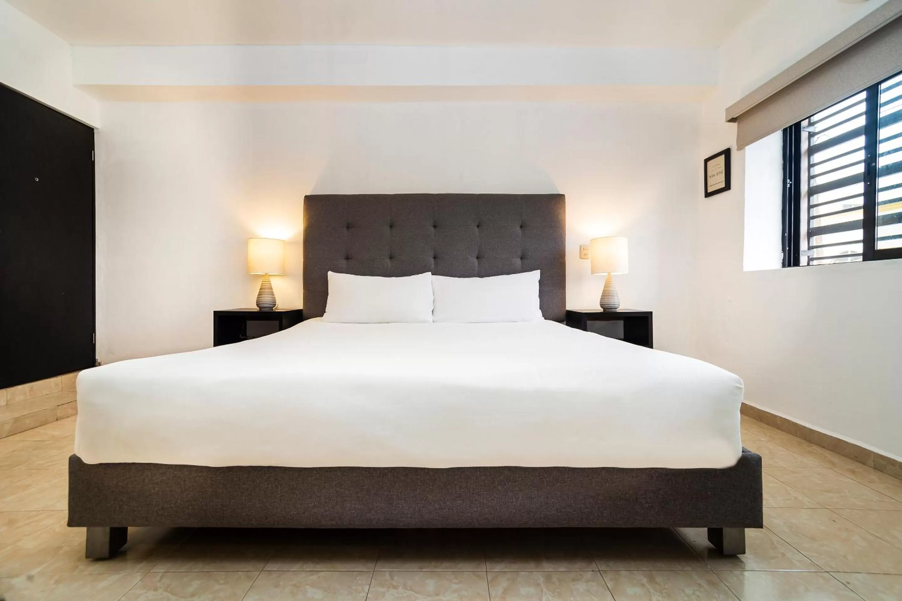 Photo of the whole room, Bed in San José Suites Boutique