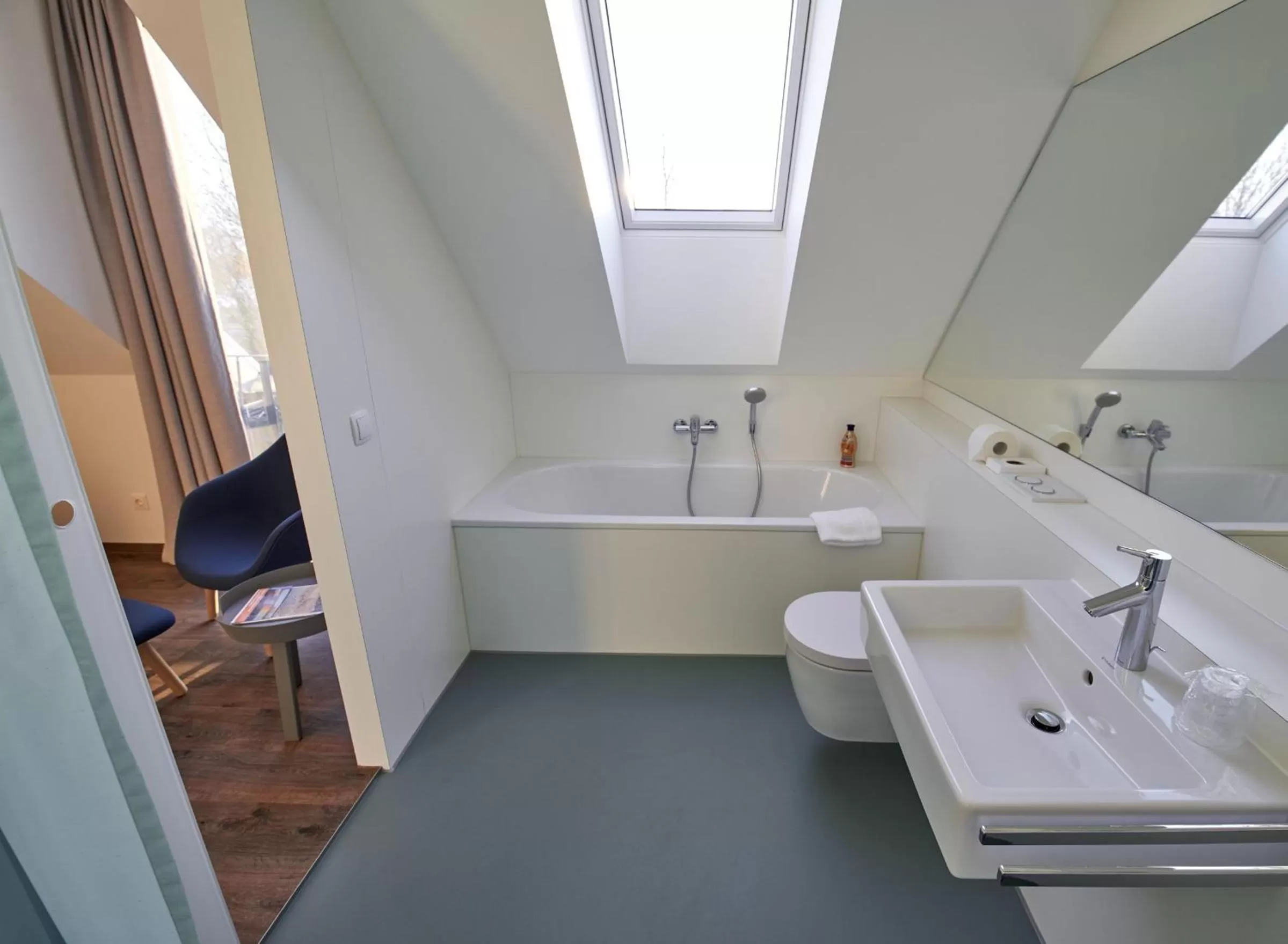 Shower, Bathroom in Radhotel am Gleis