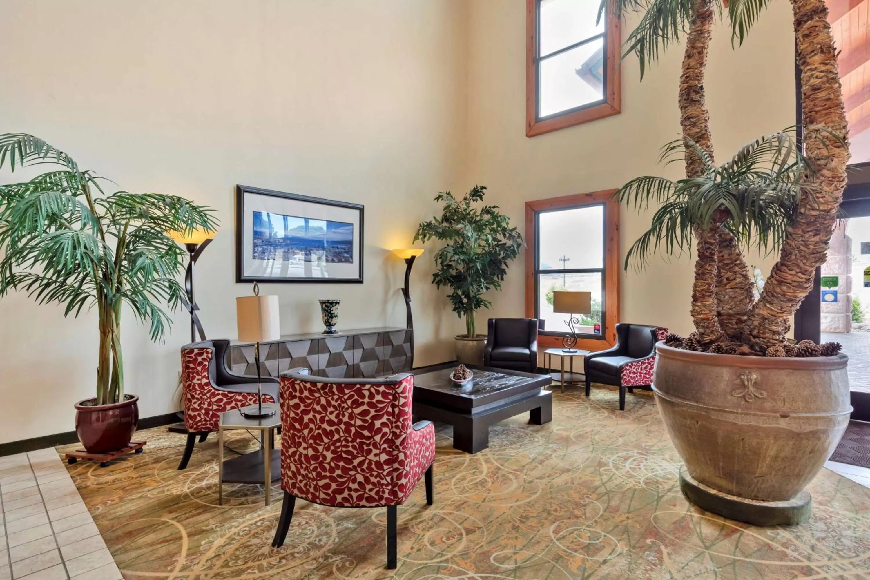 Lobby or reception in Best Western Plus Swiss Chalet Hotel & Suites
