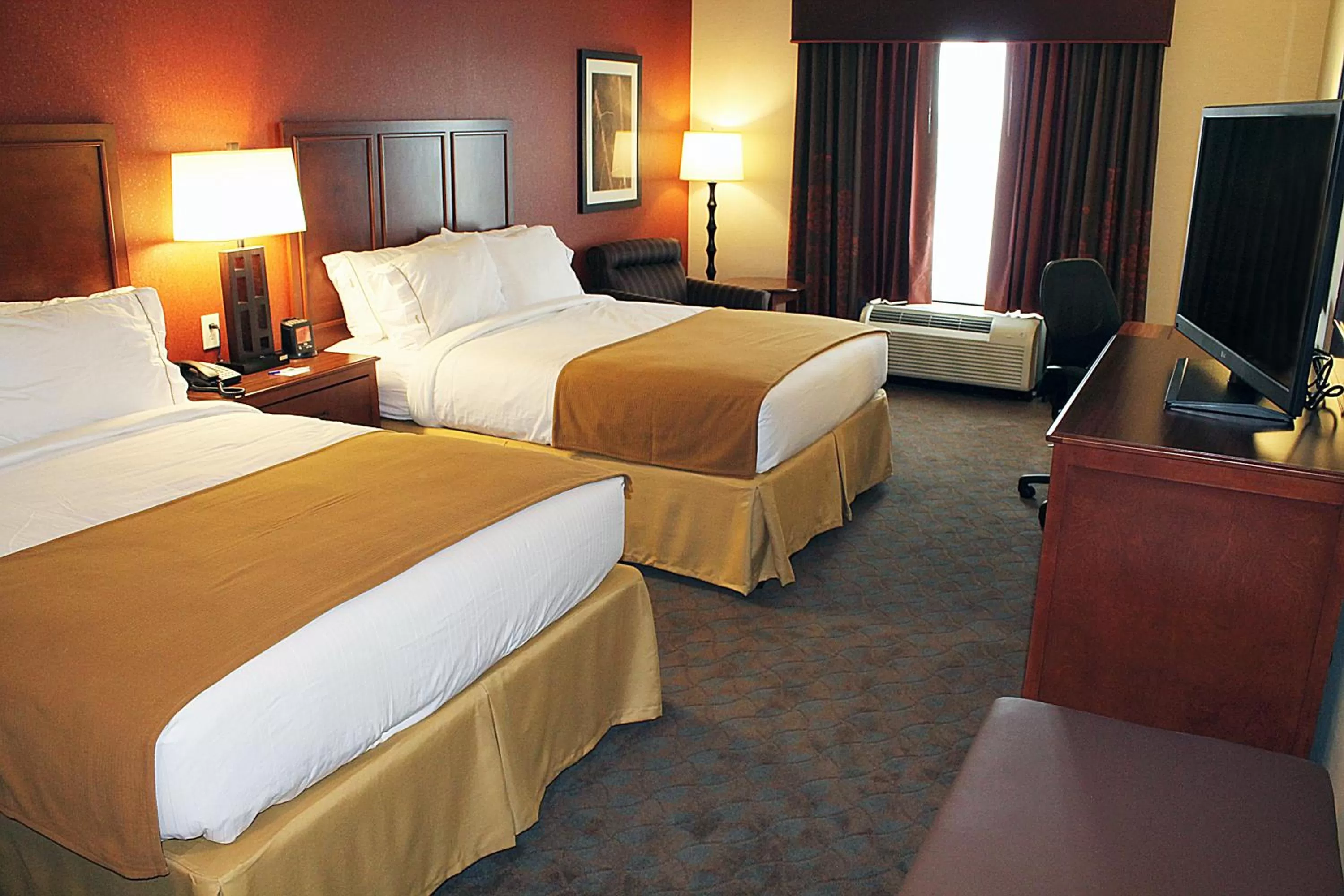 Photo of the whole room, Bed in Holiday Inn Express & Suites Paducah West by IHG
