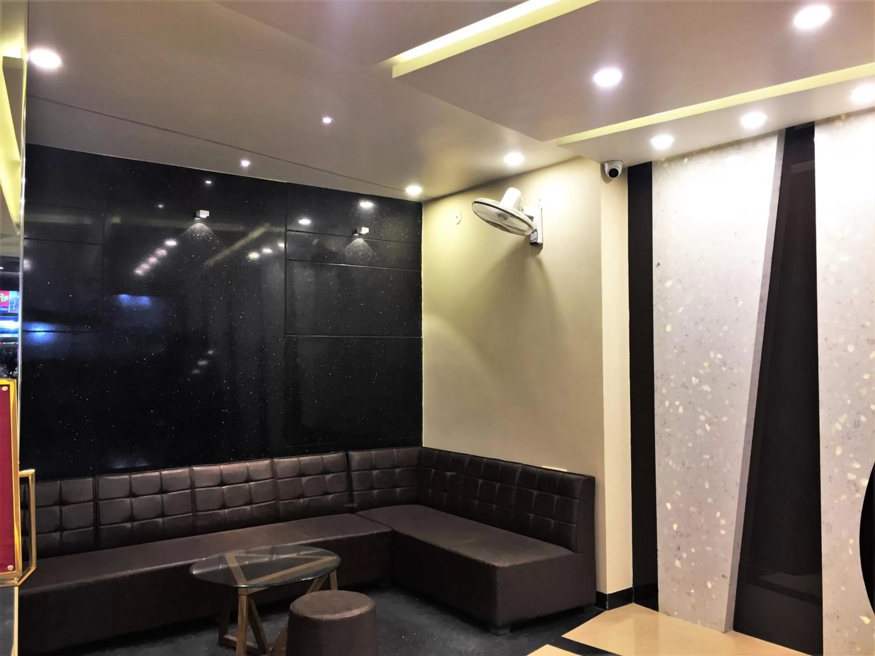 Seating area, Bathroom in Hotel Bharat