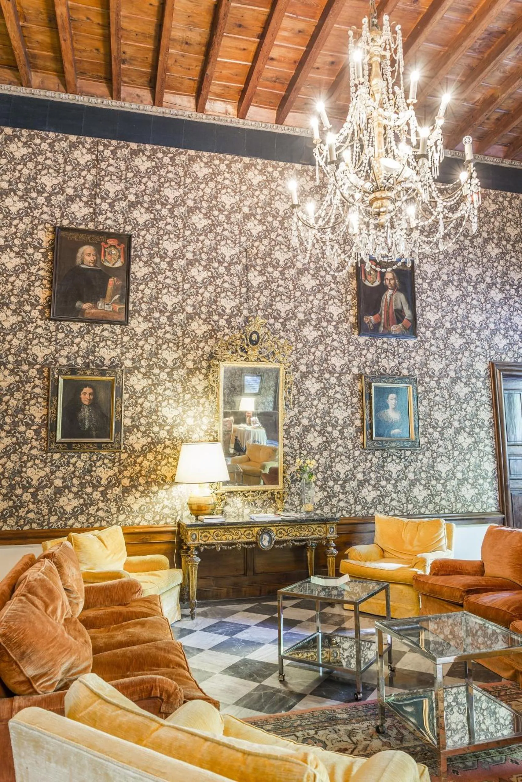 Communal lounge/ TV room in Hotel Villa La Principessa