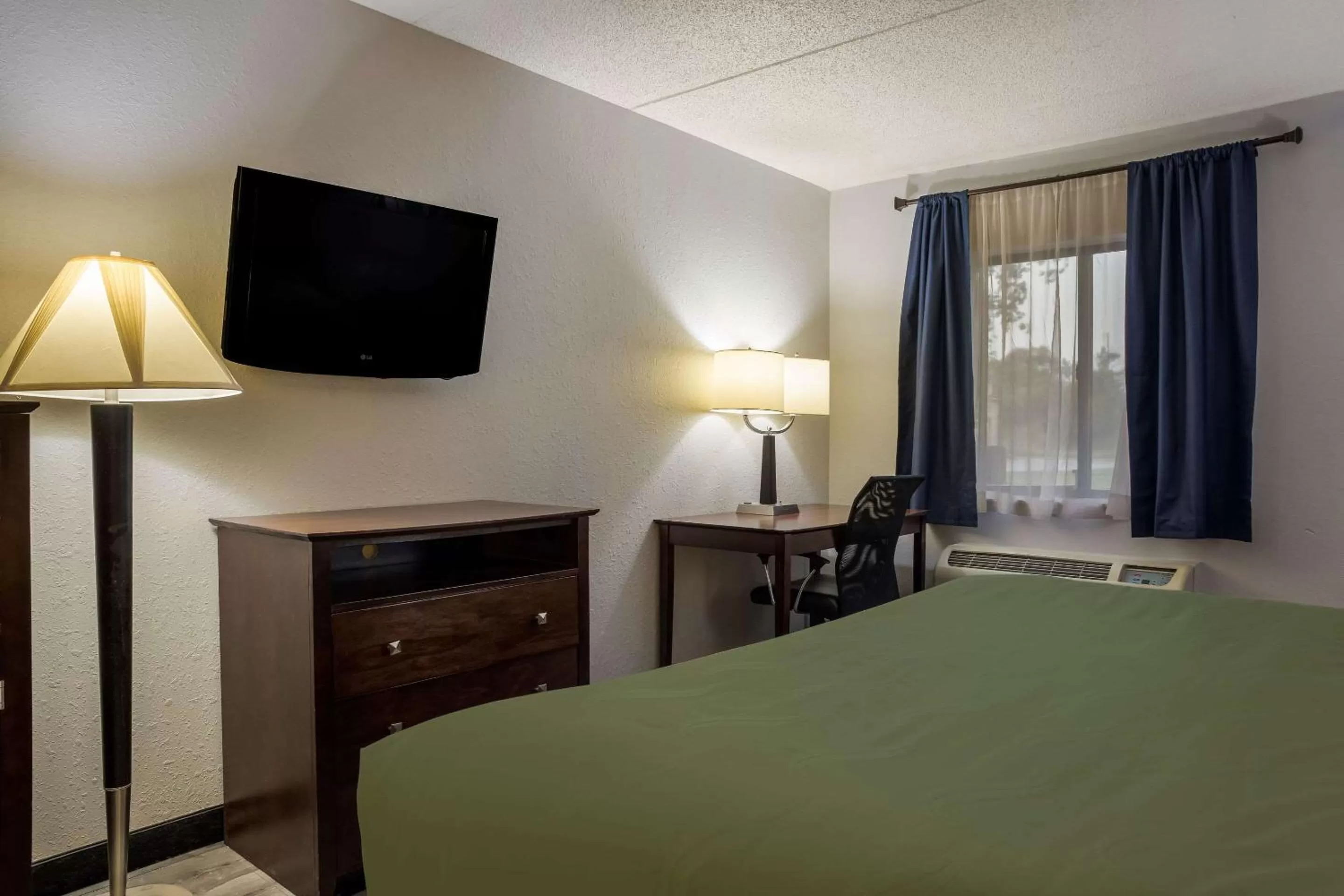 Bedroom, Bed in Quality Inn Toledo Westgate