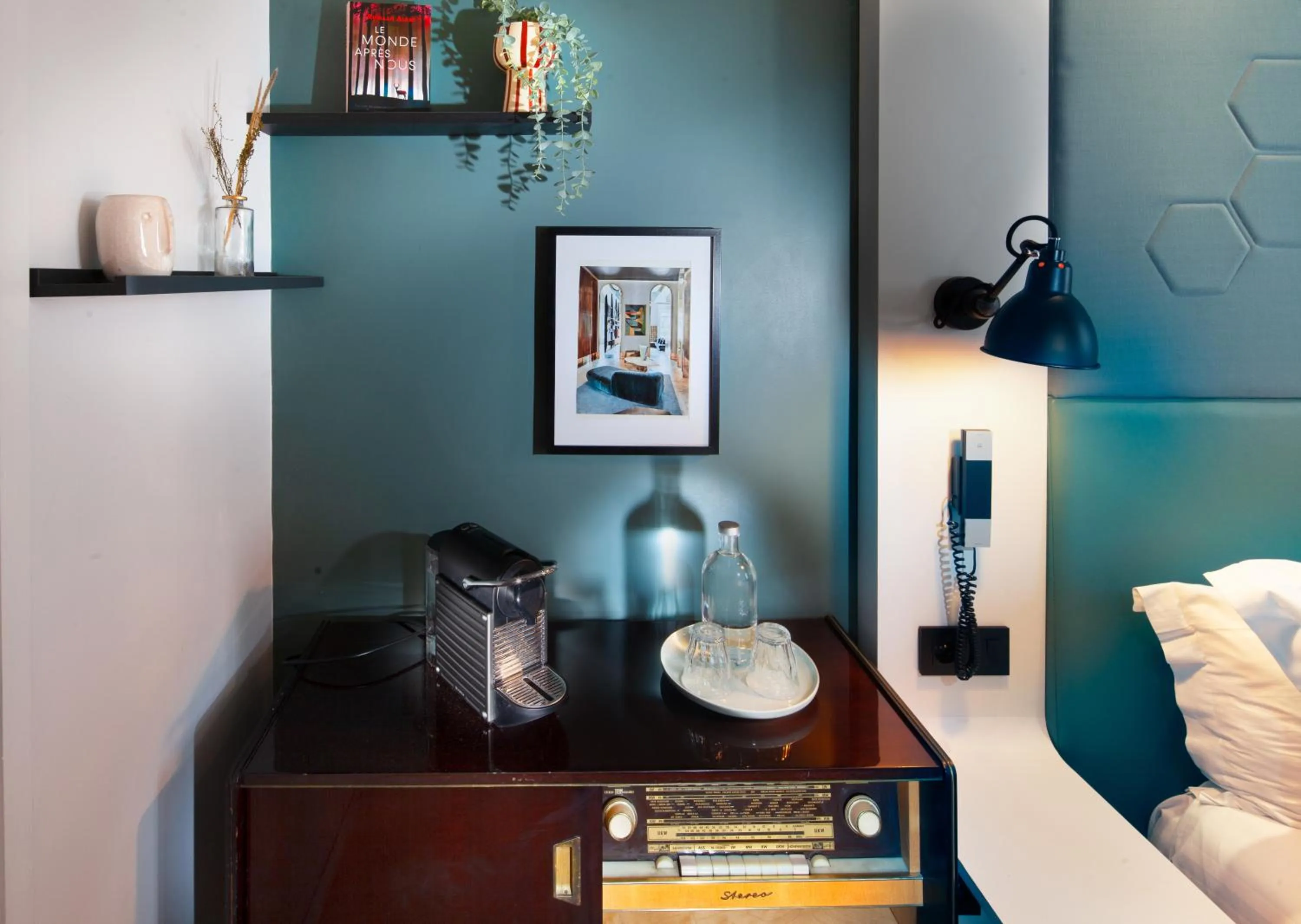 hair dresser, Bed in Hôtel Vendome Saint-Germain