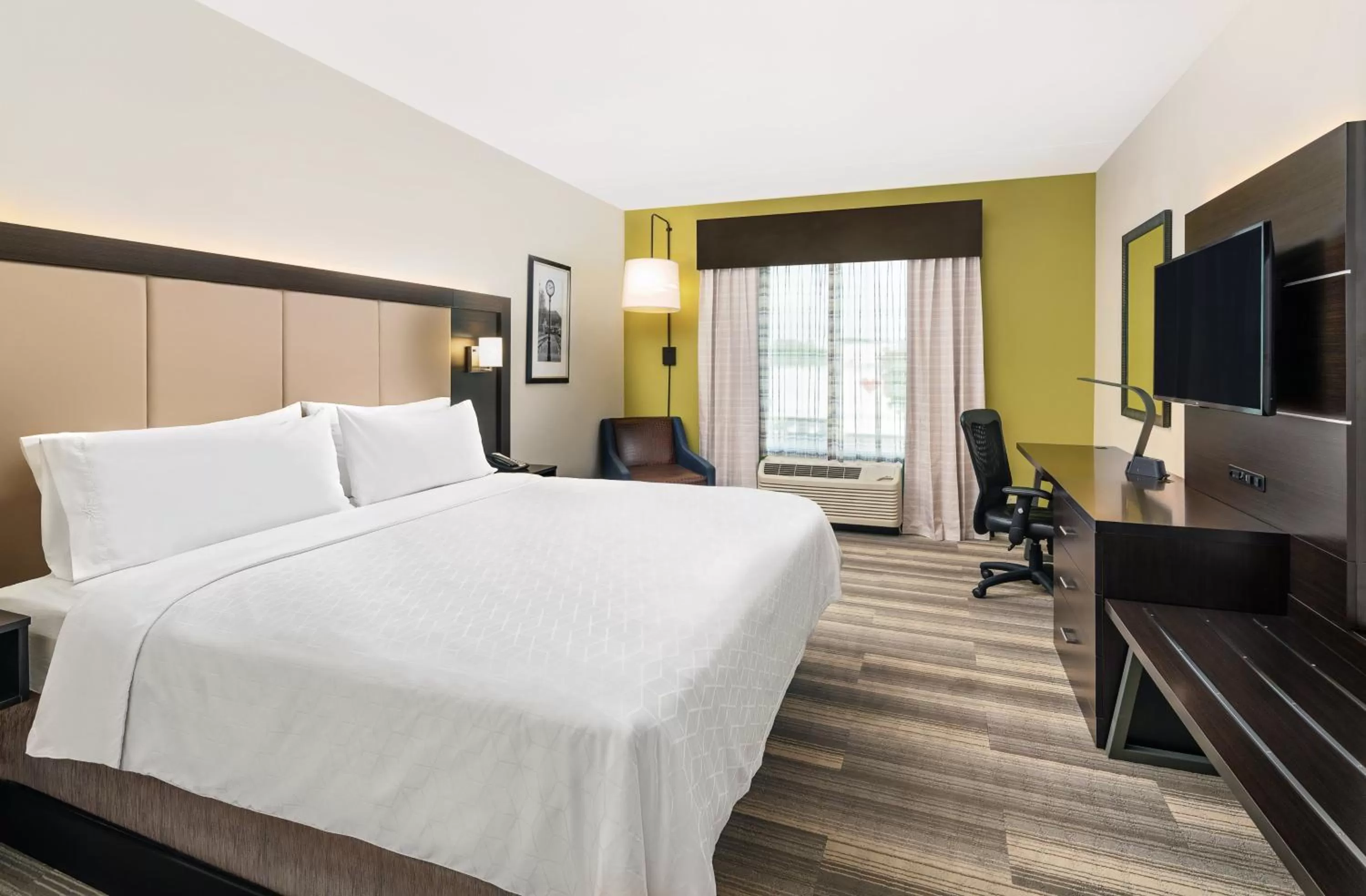 Photo of the whole room, Bed in Holiday Inn Express & Suites Florence by IHG