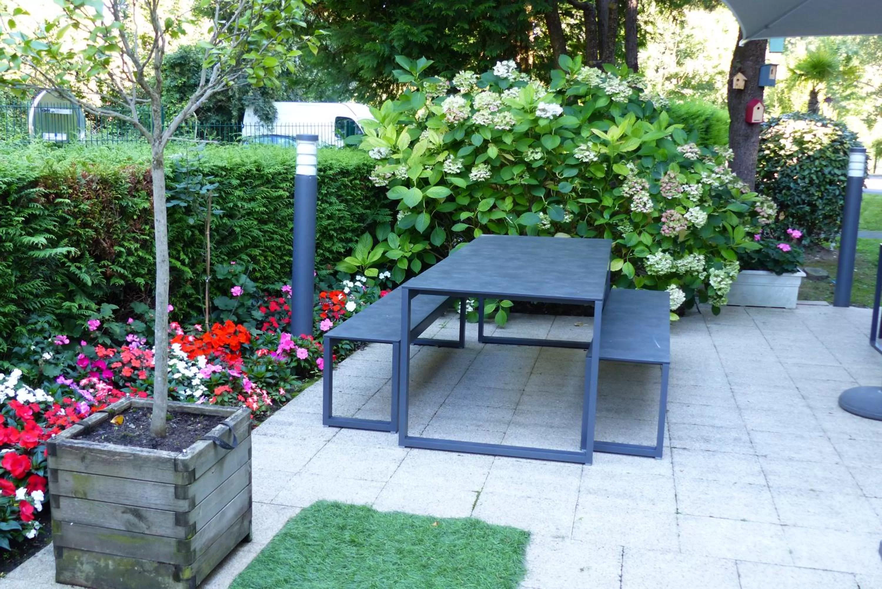 Patio in ibis Paris Meudon Velizy