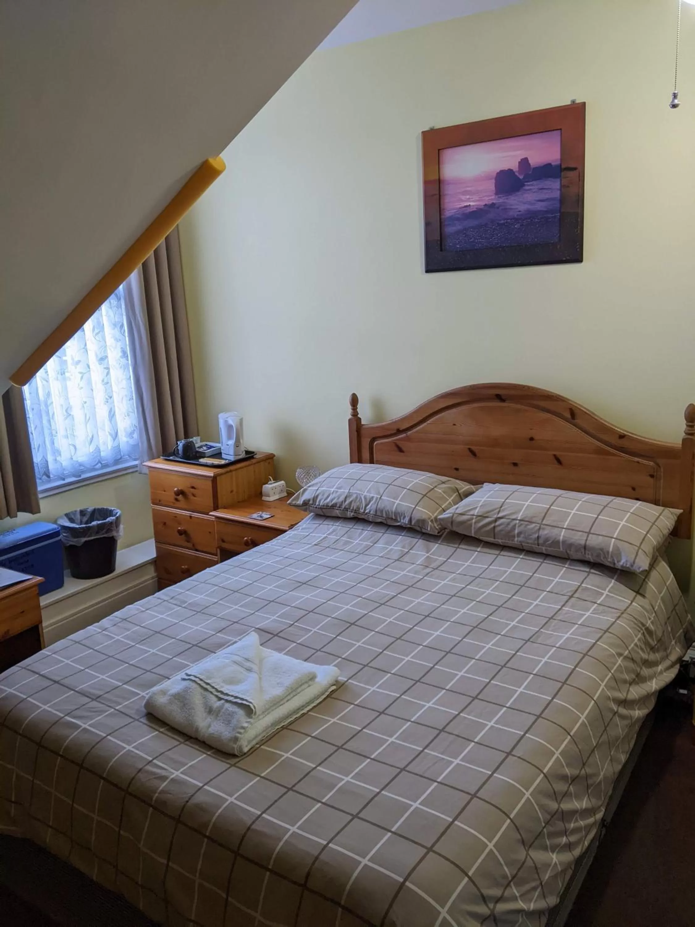 Bed in Kingswinford Guest House with Free Parking