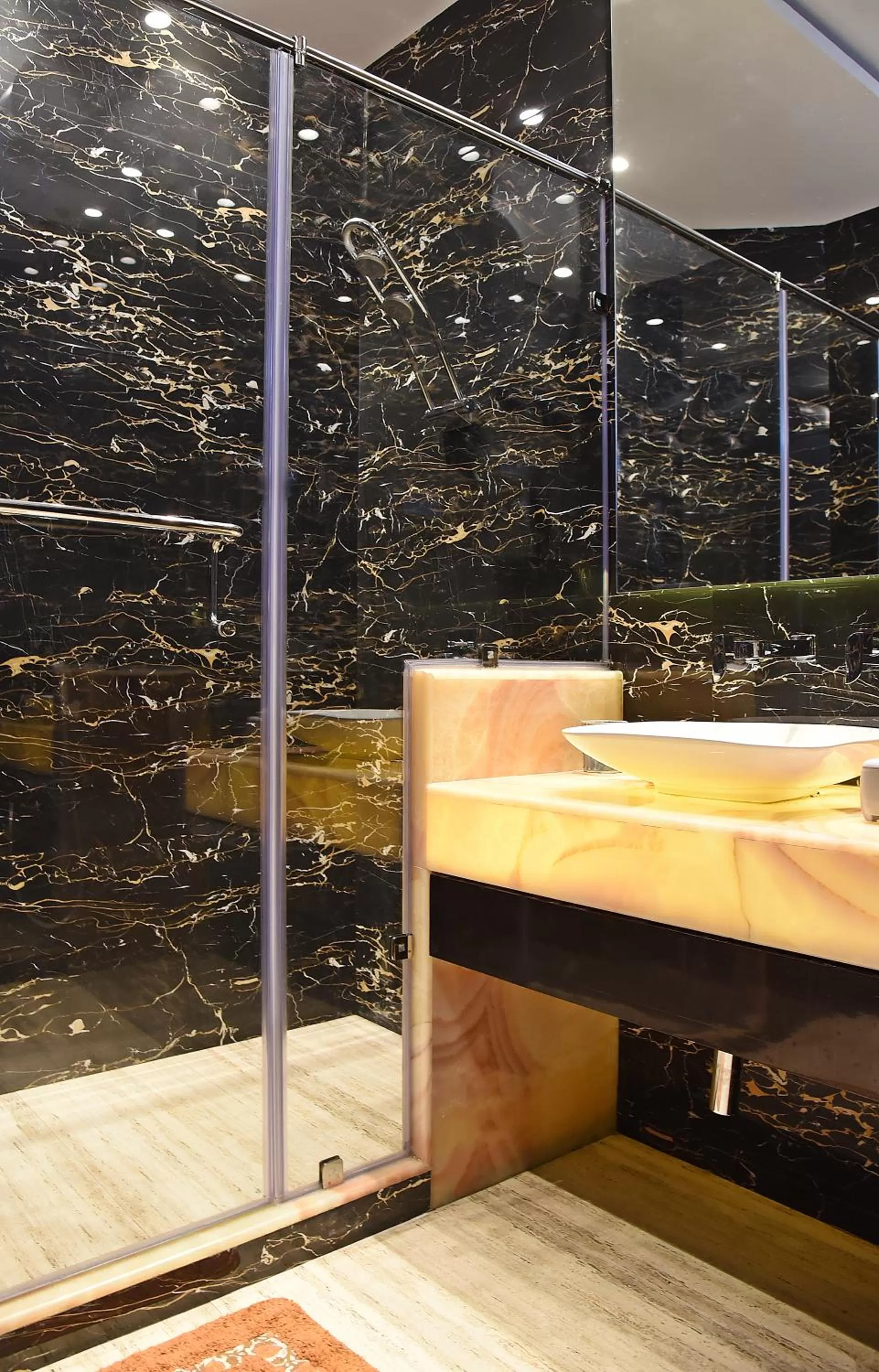 Shower in The Moira - Bed and Breakfast