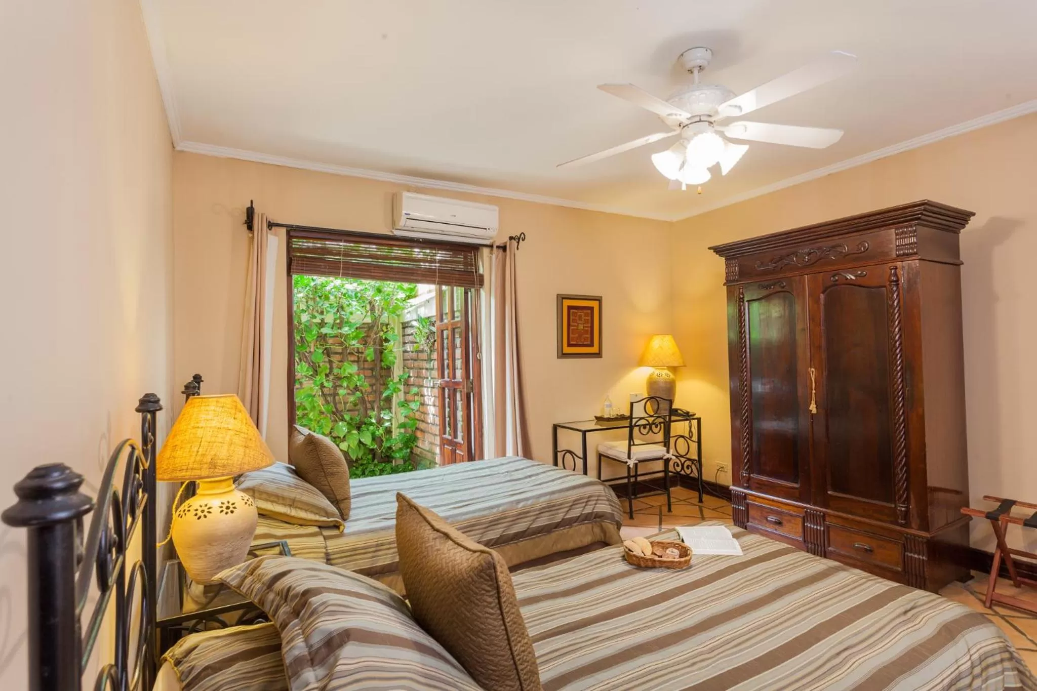 Bedroom, Bed in Hotel Los Robles, Managua, Nicaragua