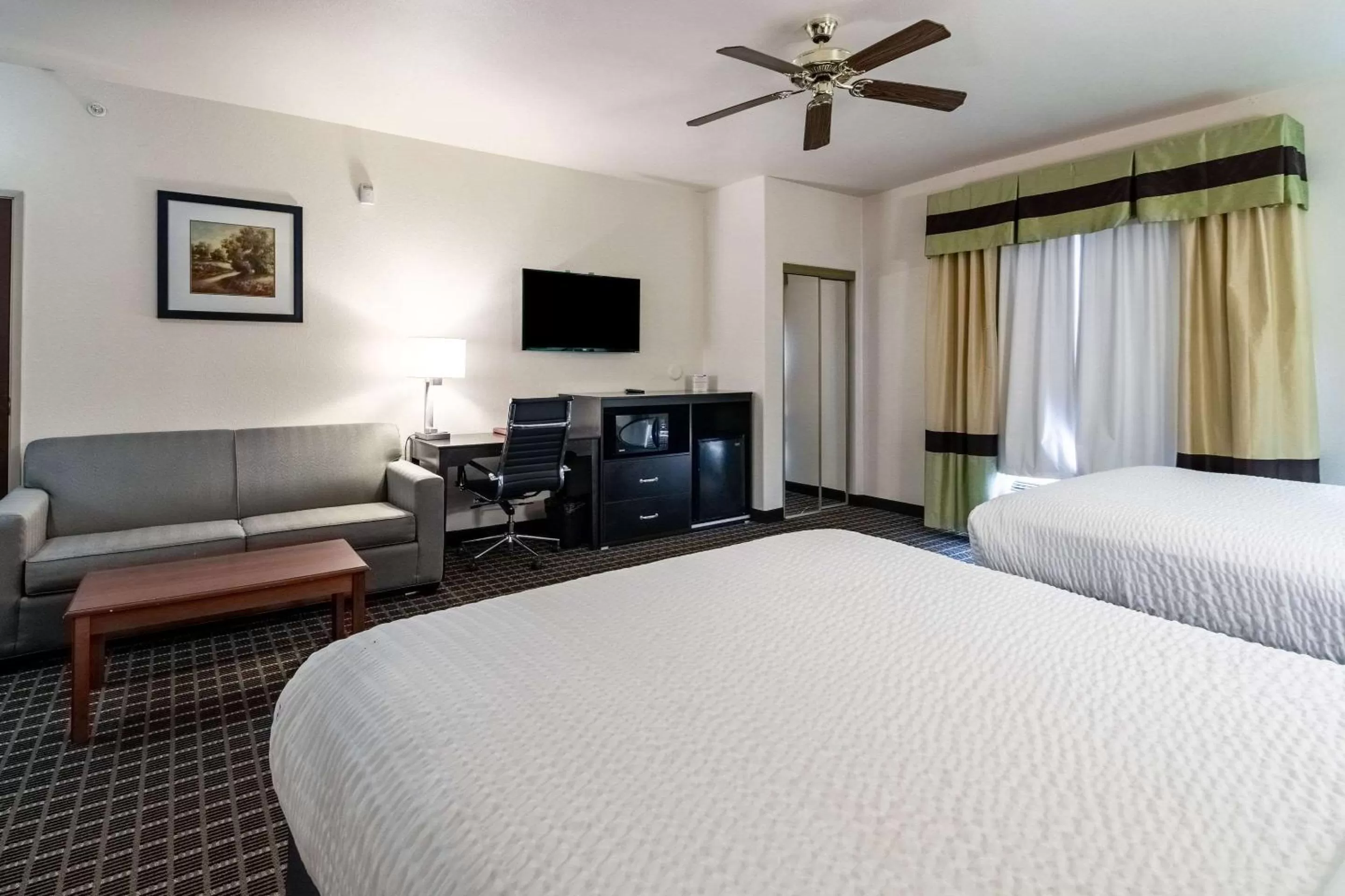 Photo of the whole room, Bed in Clarion Inn & Suites Weatherford South