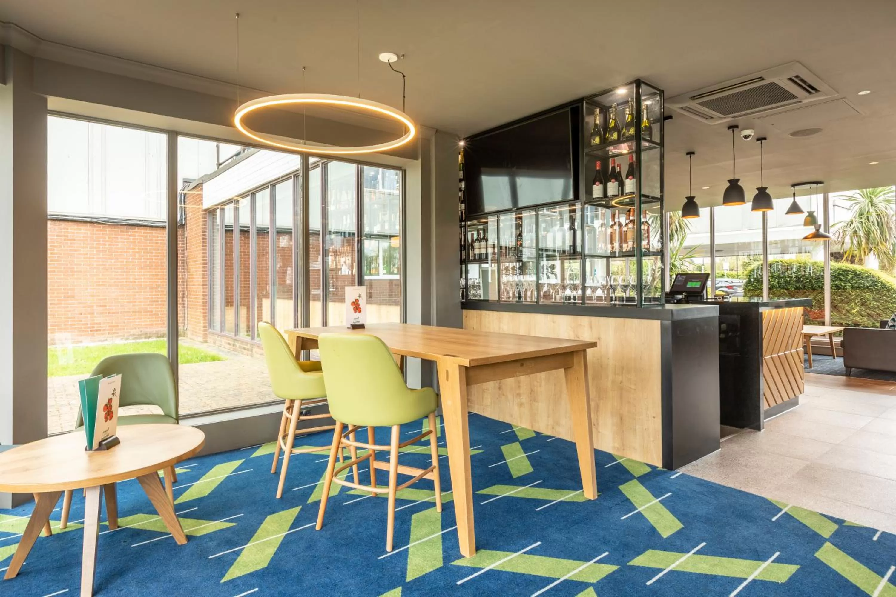 Lounge or bar in Holiday Inn Basildon by IHG