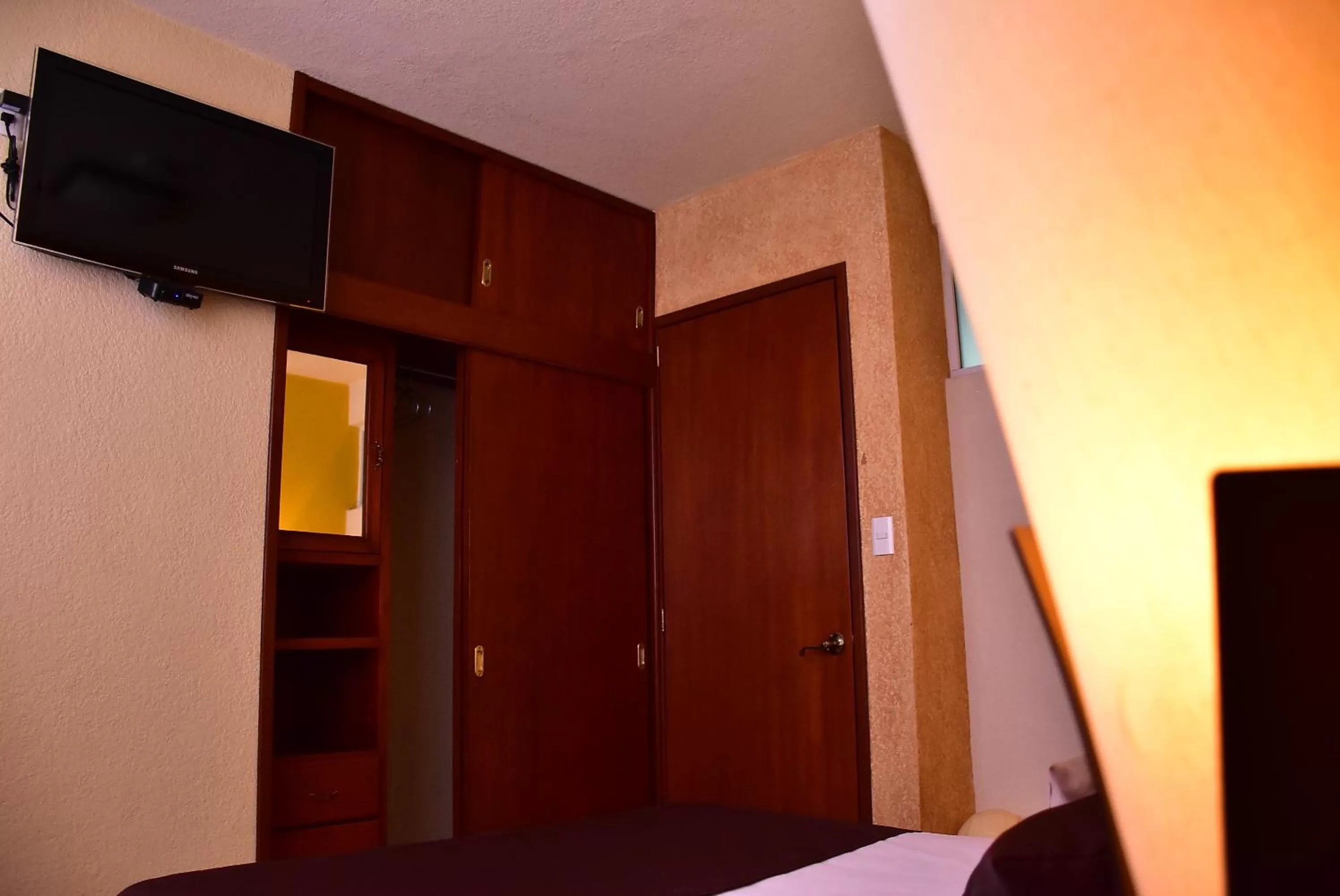 TV and multimedia, Bed in Hotel Suite Azomali
