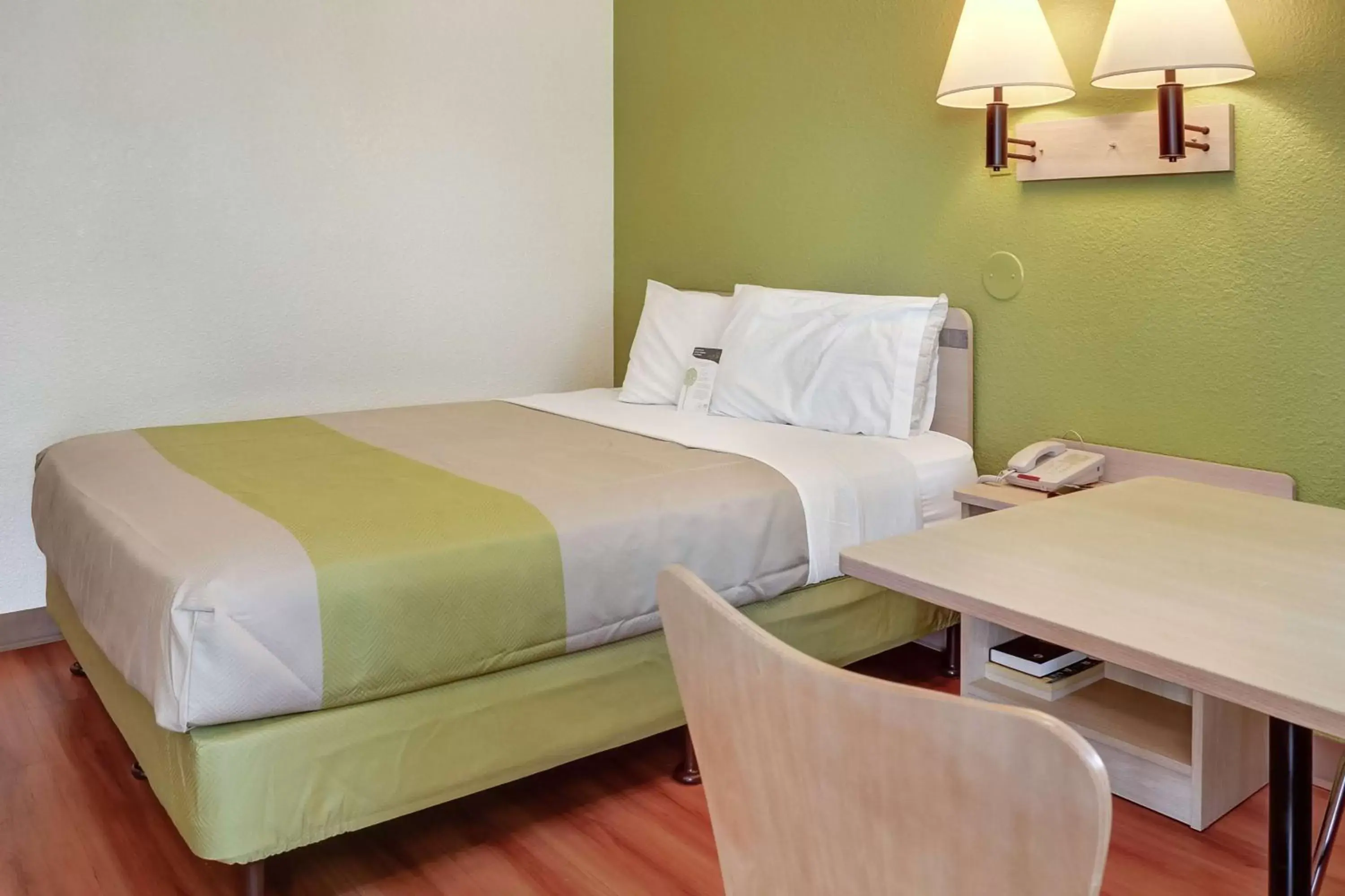 Deluxe Queen Room in Motel 6-Eugene, OR - South Springfield Deluxe Queen Room in Motel 6-Eugene, OR - South Springfield