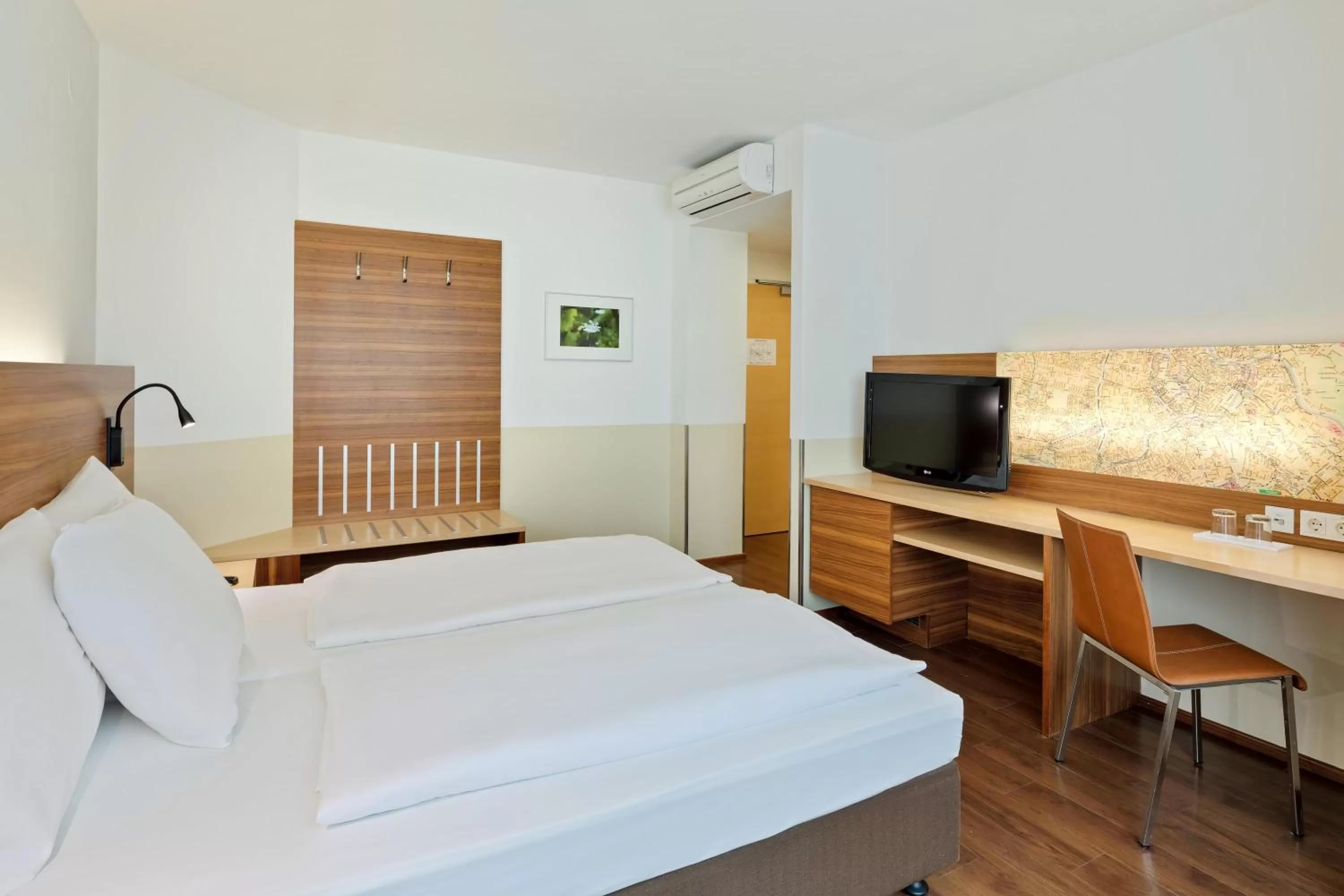 Photo of the whole room, Bed in Austria Trend Hotel beim Theresianum Wien