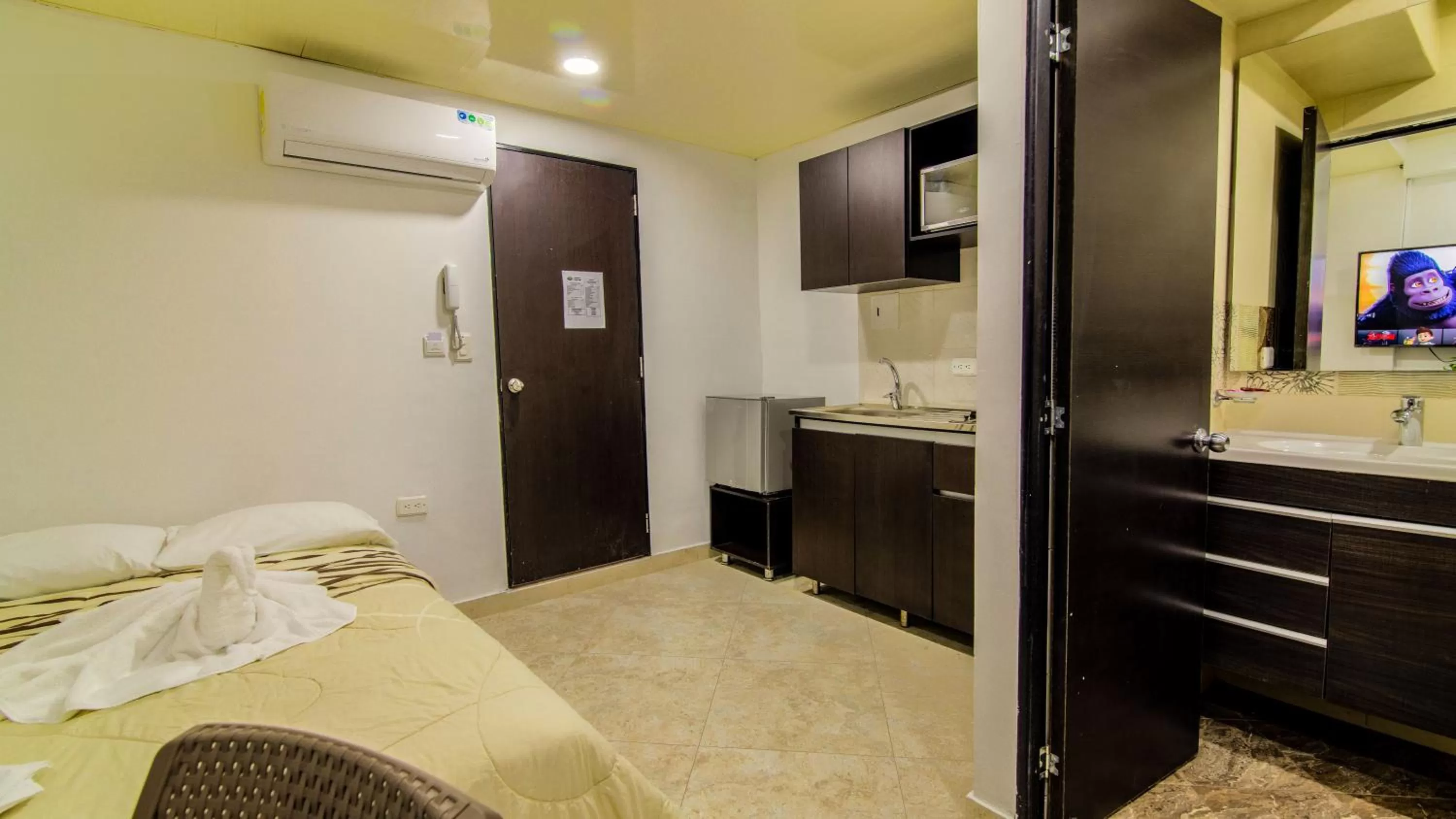 Bathroom, Bed in Hollywood Beach Suite