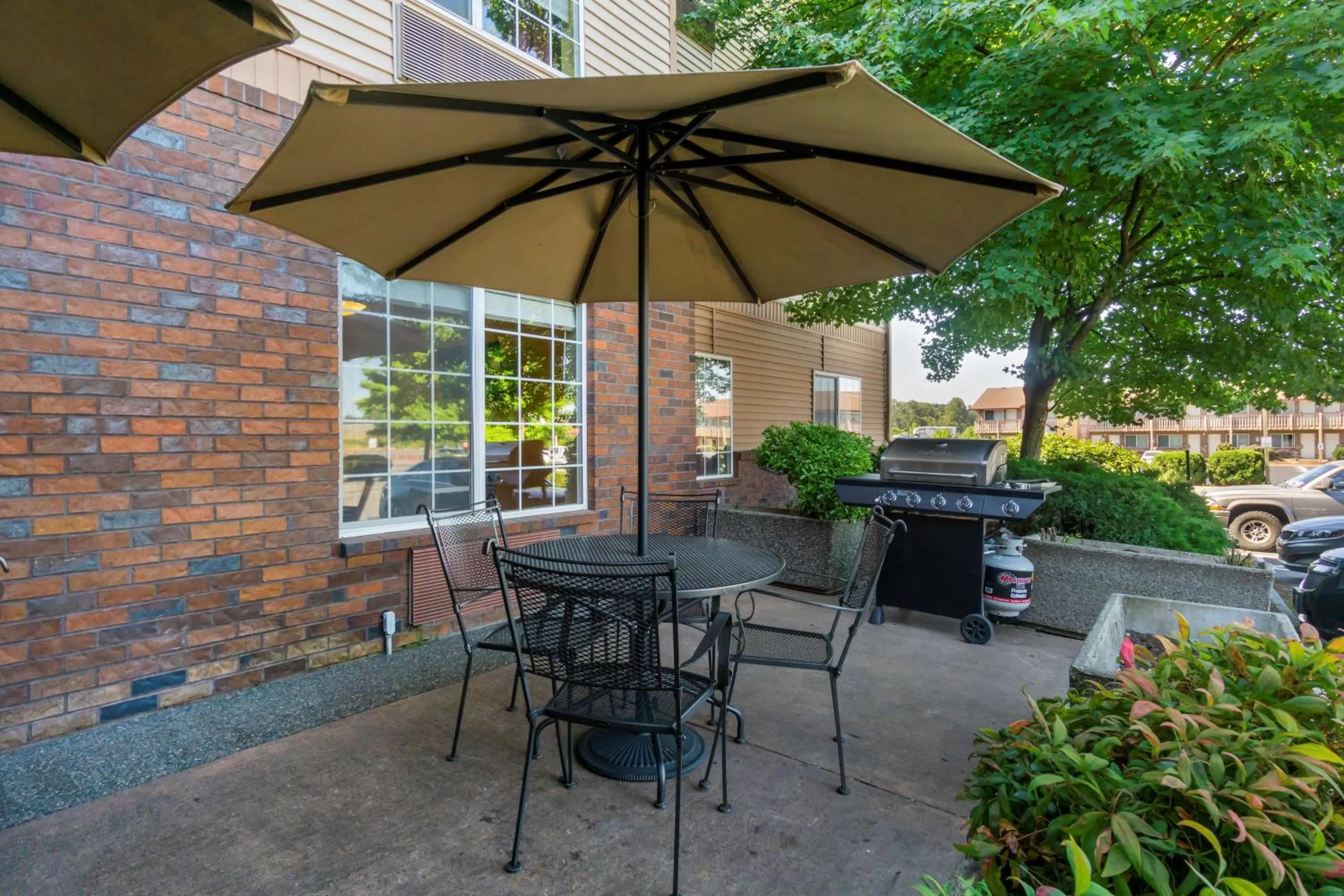 Property building in Best Western Plus Park Place Inn & Suites