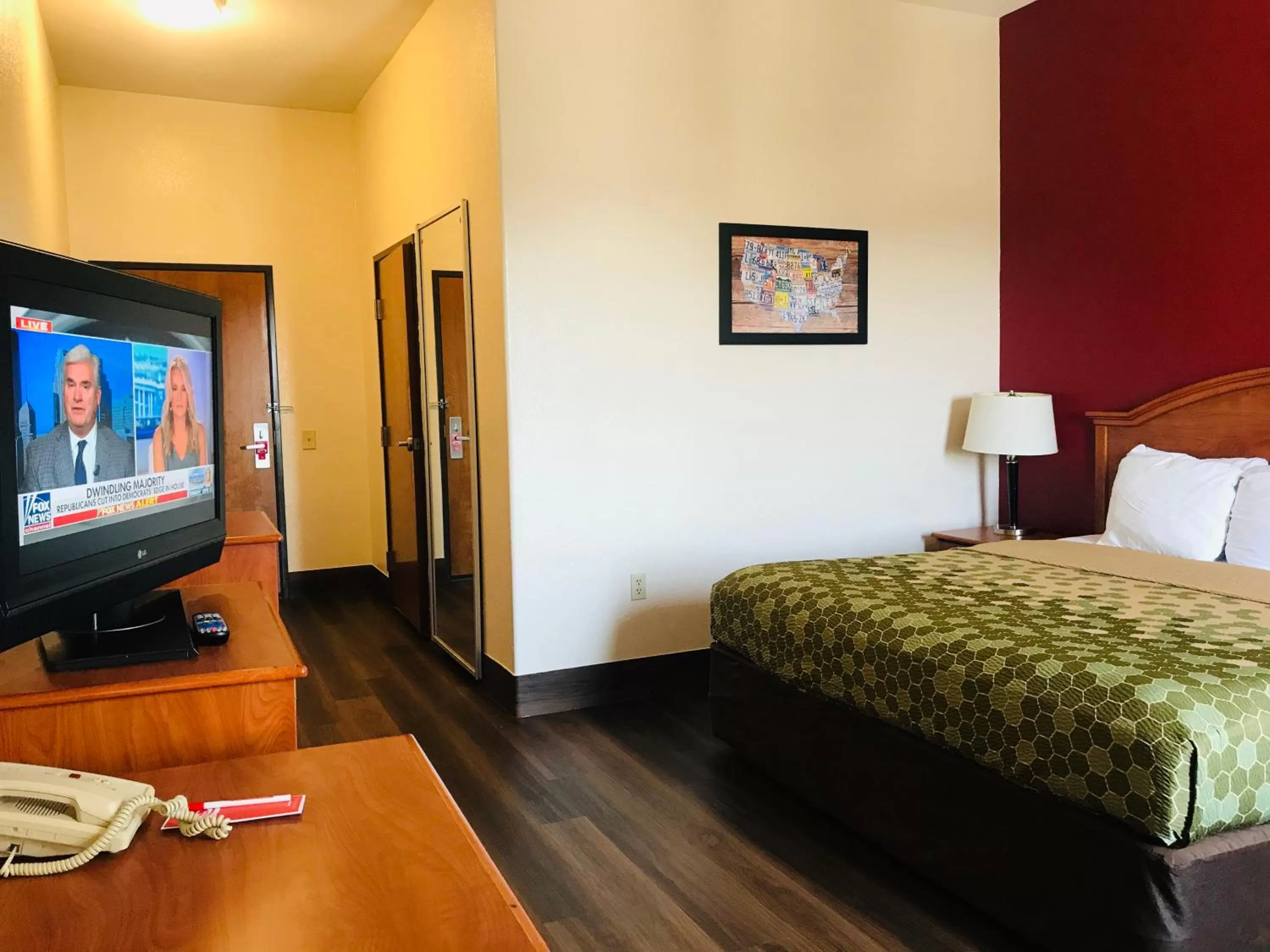 King Room - Accessible/Non-Smoking in Econo Lodge Inn & Suites Beaumont