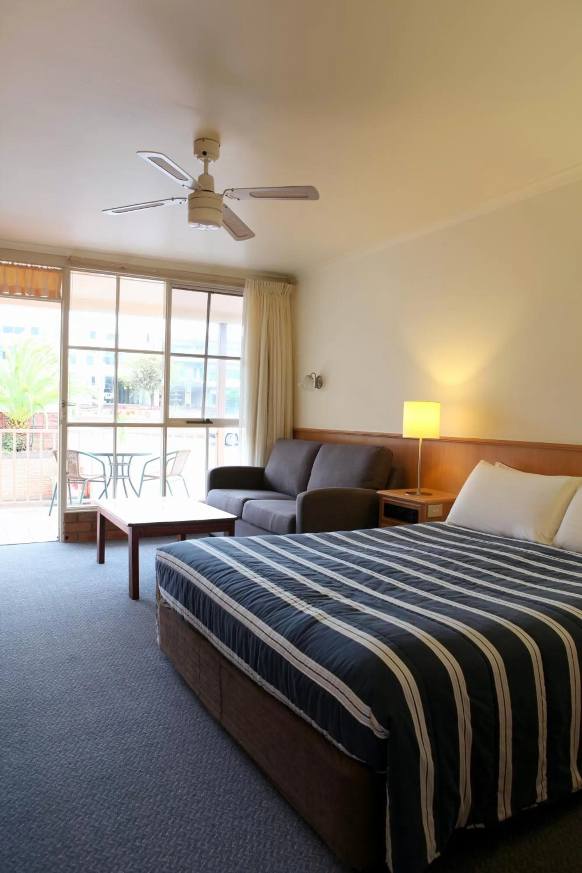 Seating area, Bed in Summerhill Motor Inn