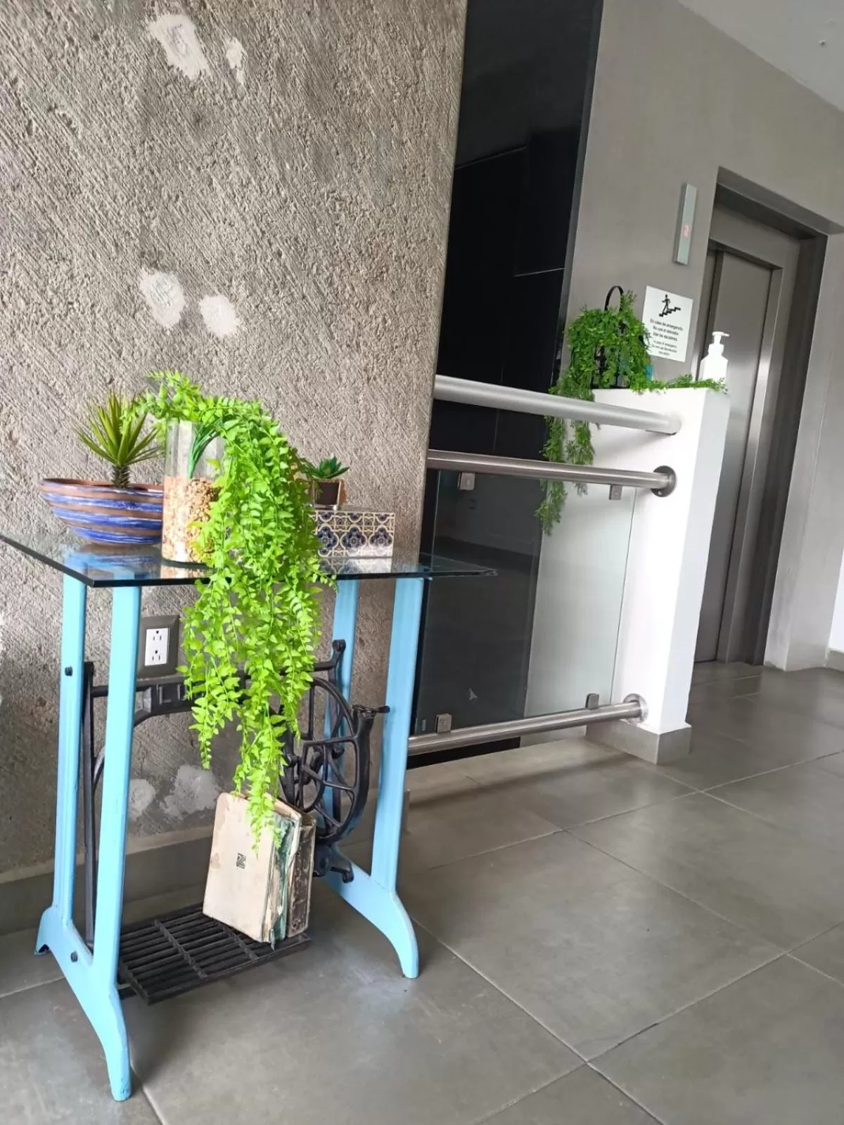 elevator in Maria Ines Hotel Suite