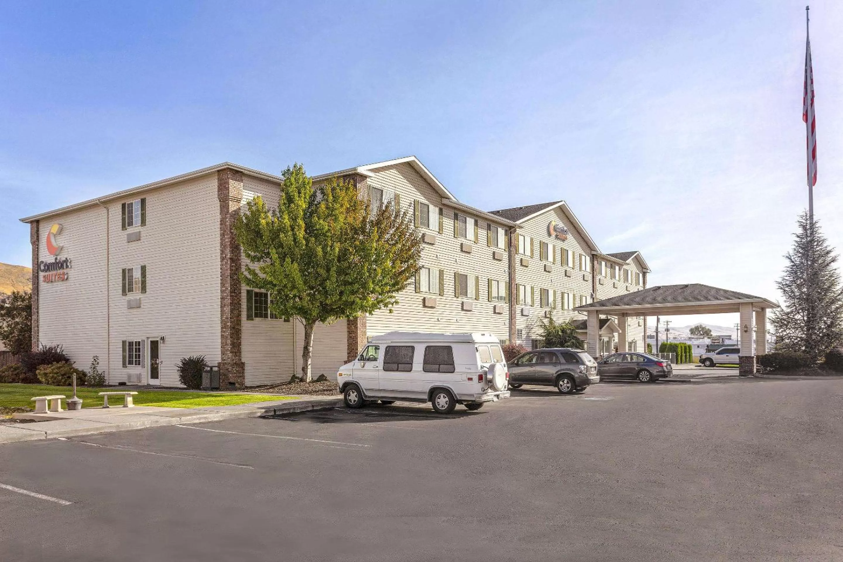 Property building in Comfort Suites Yakima