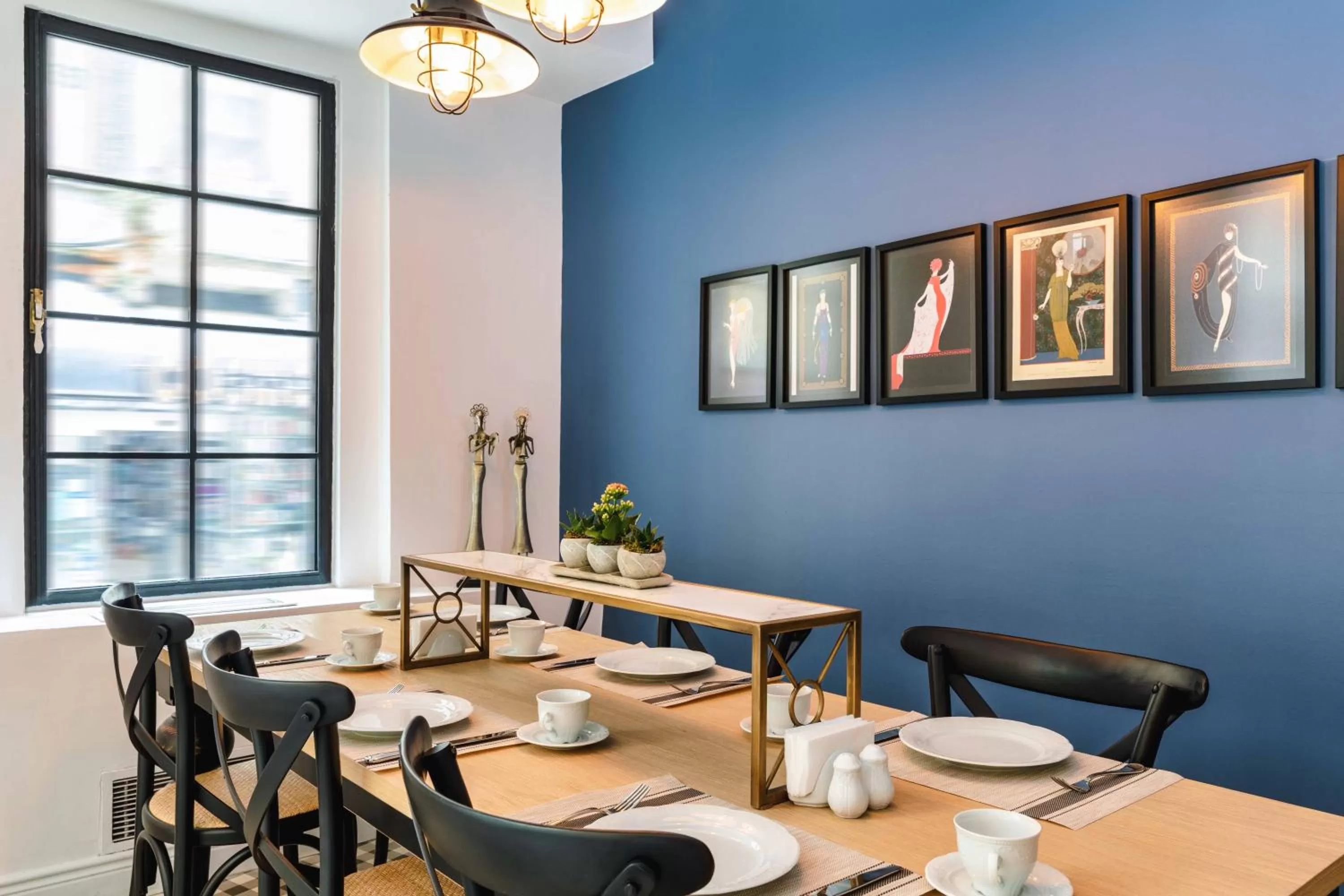 Restaurant/places to eat in Petros Hotel