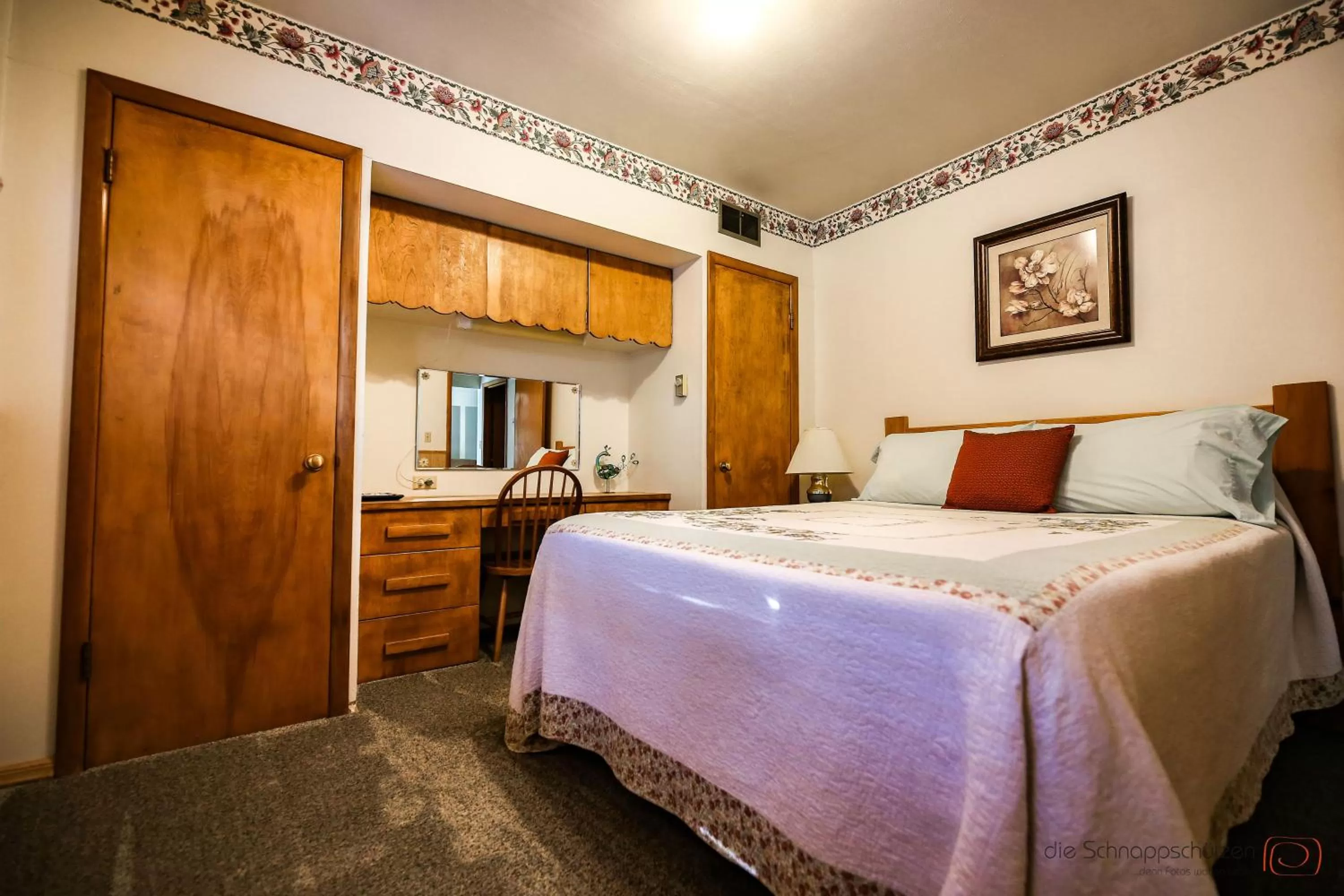 Photo of the whole room, Bed in The Pines Country Inn