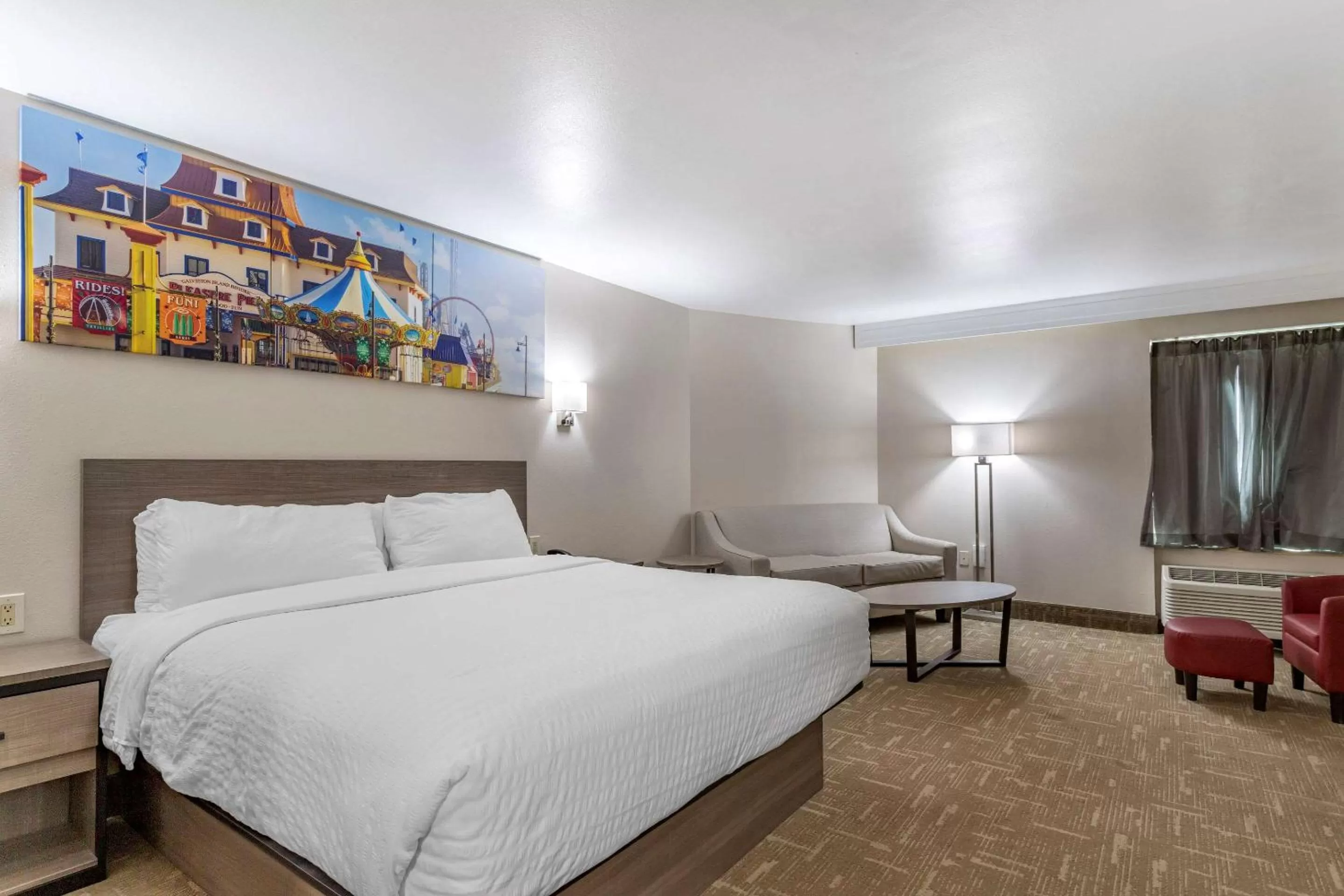 Bedroom, Bed in Clarion Pointe Galveston Seawall