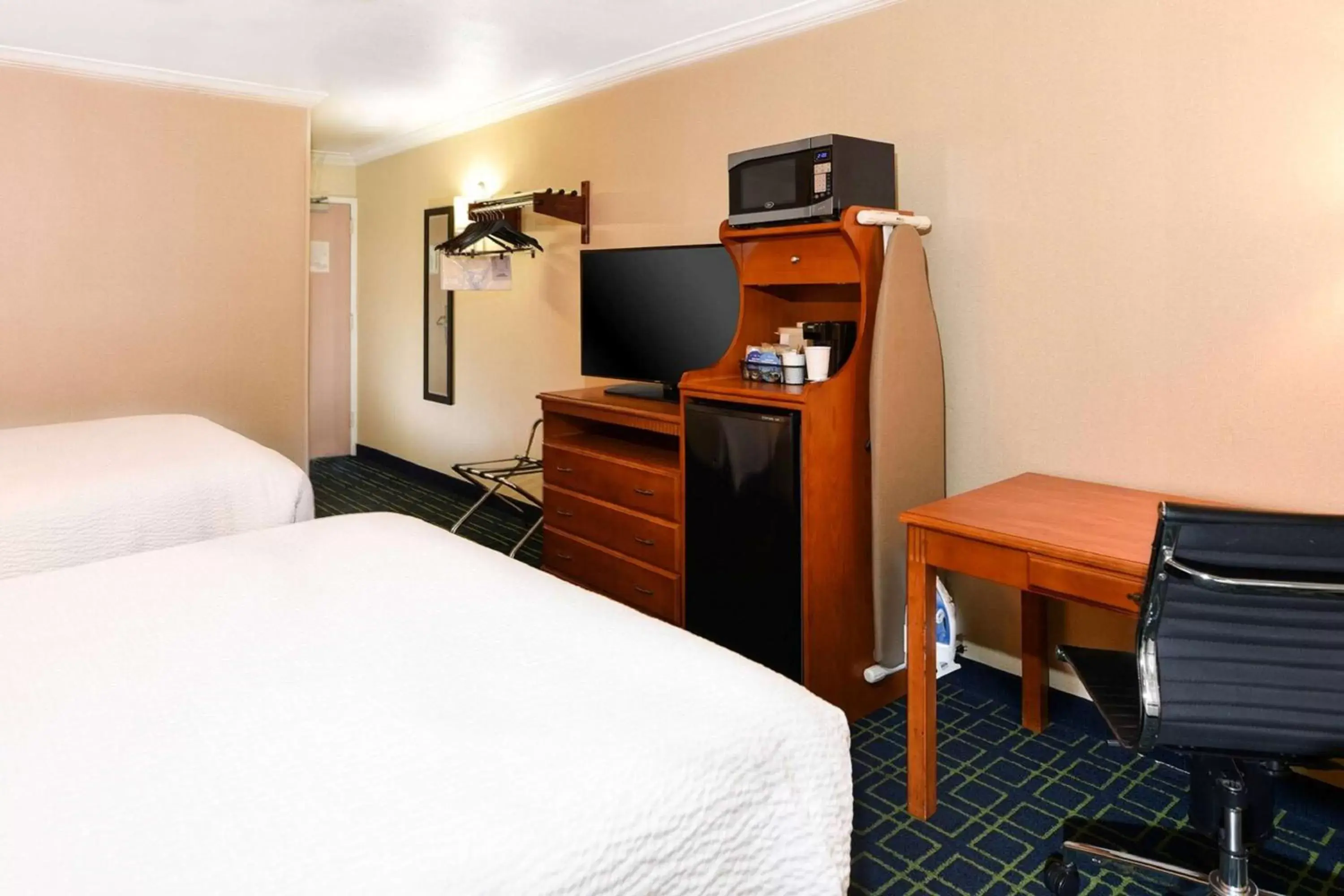 Queen Room with Two Queen Beds in SureStay Hotel by Best Western Ontario Airport Queen Room with Two Queen Beds in SureStay Hotel by Best Western Ontario Airport