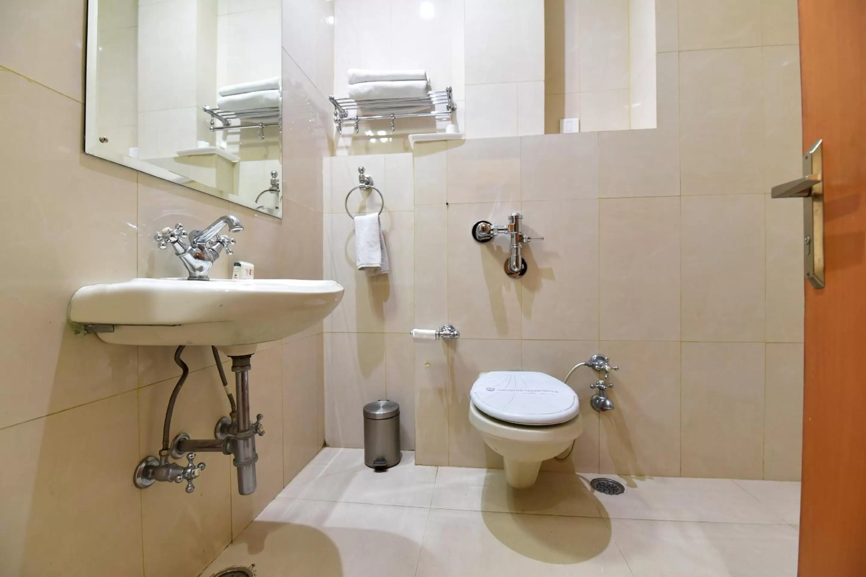 Toilet in Hotel Broadways Inn