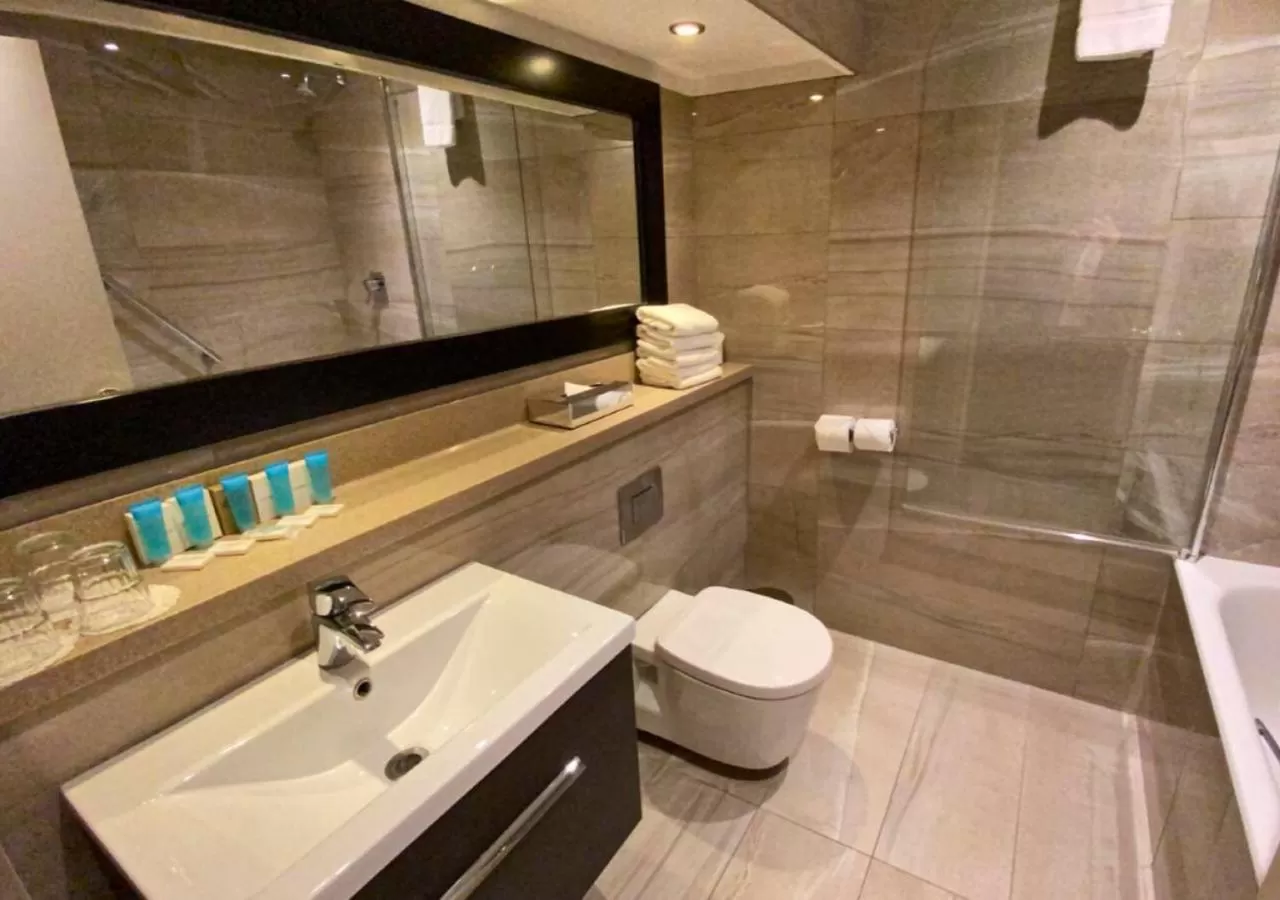 Shower in Flannery's Hotel