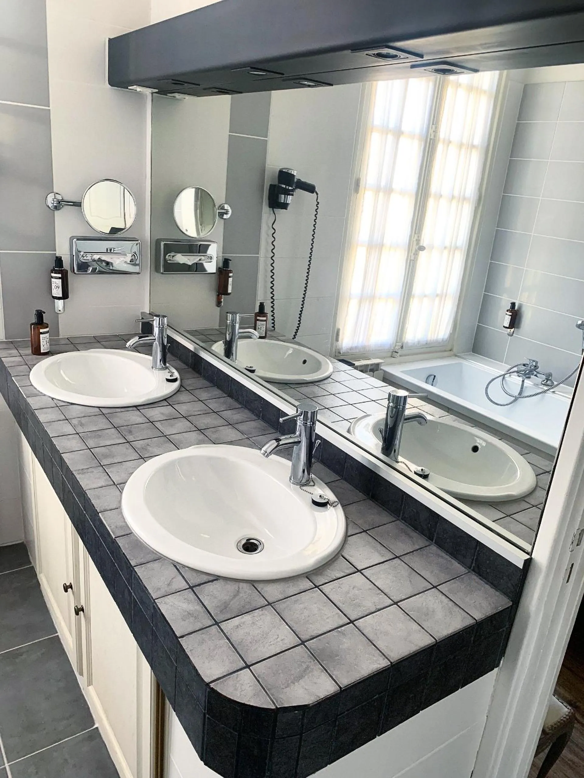 Bathroom in Hôtel la Magnaneraie