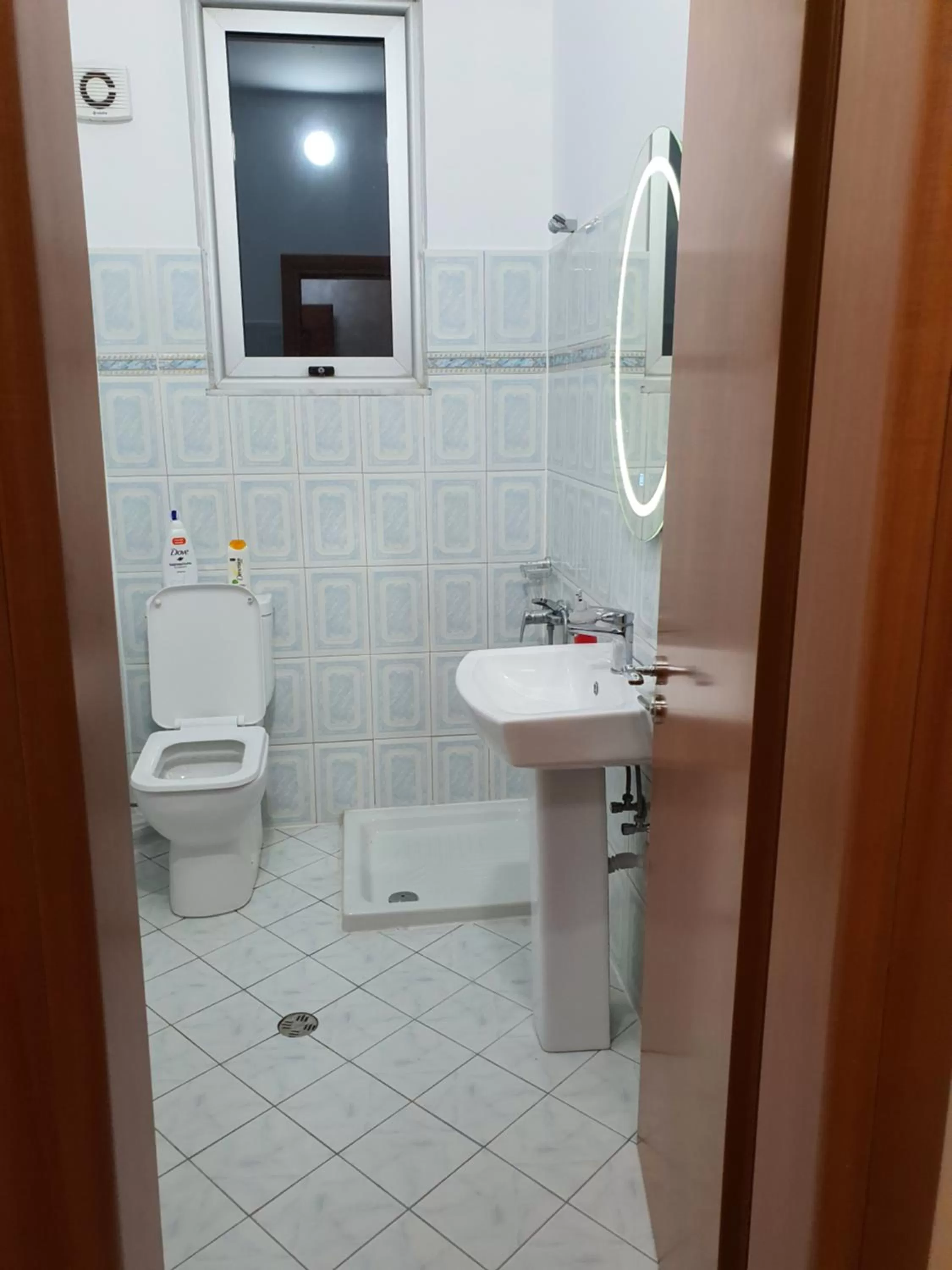 Bathroom in Kompleksi GJONI