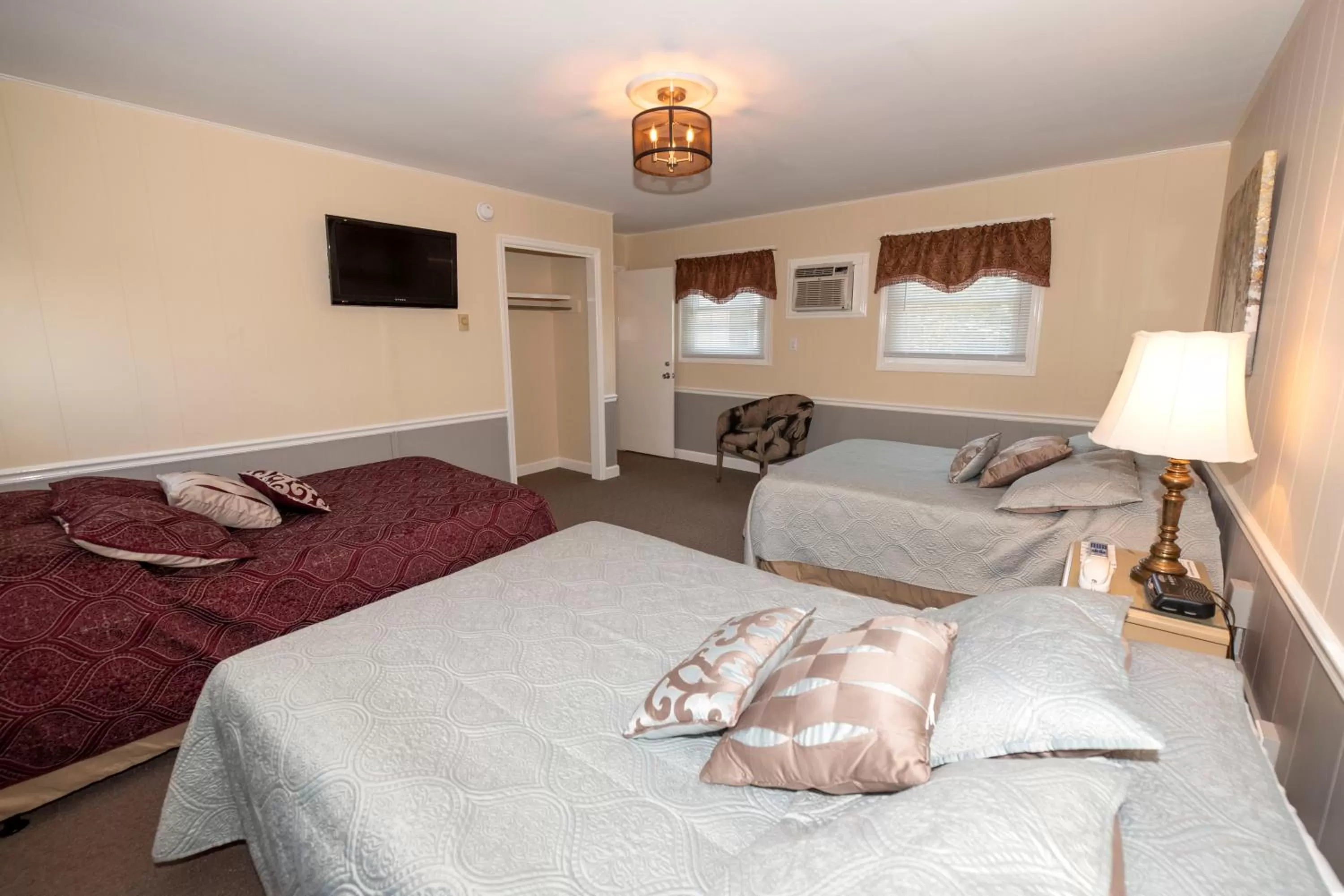 Bedroom, Bed in Simmons Motel and Suites