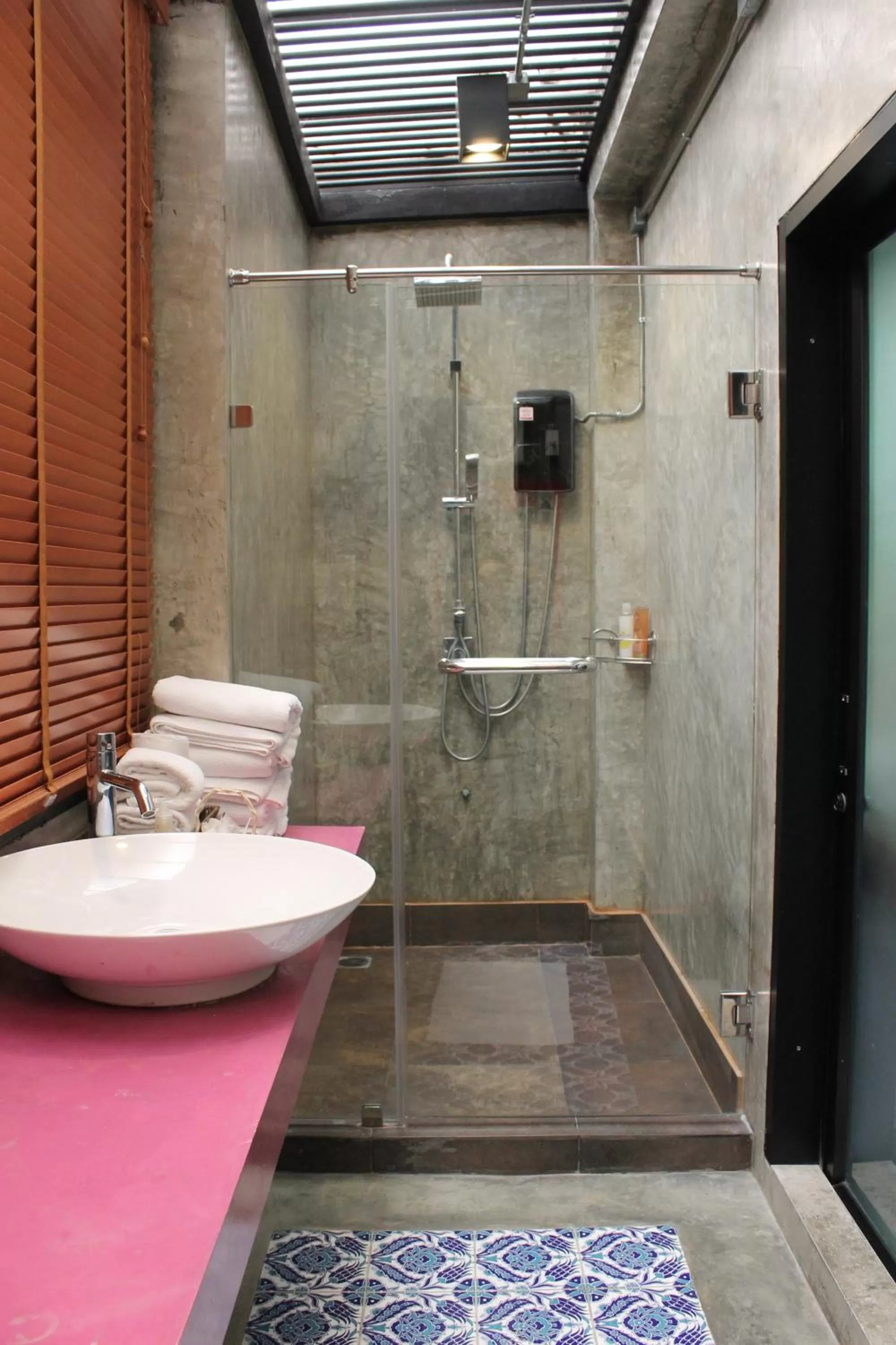 Shower in Villa Thapae