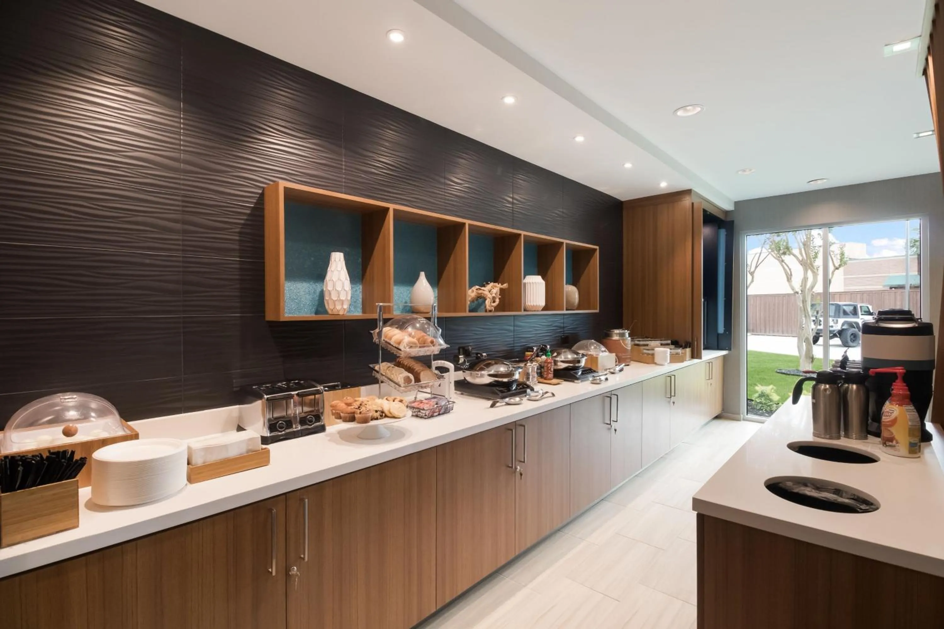 Breakfast in SpringHill Suites by Marriott Dallas NW Highway at Stemmons / I-35East