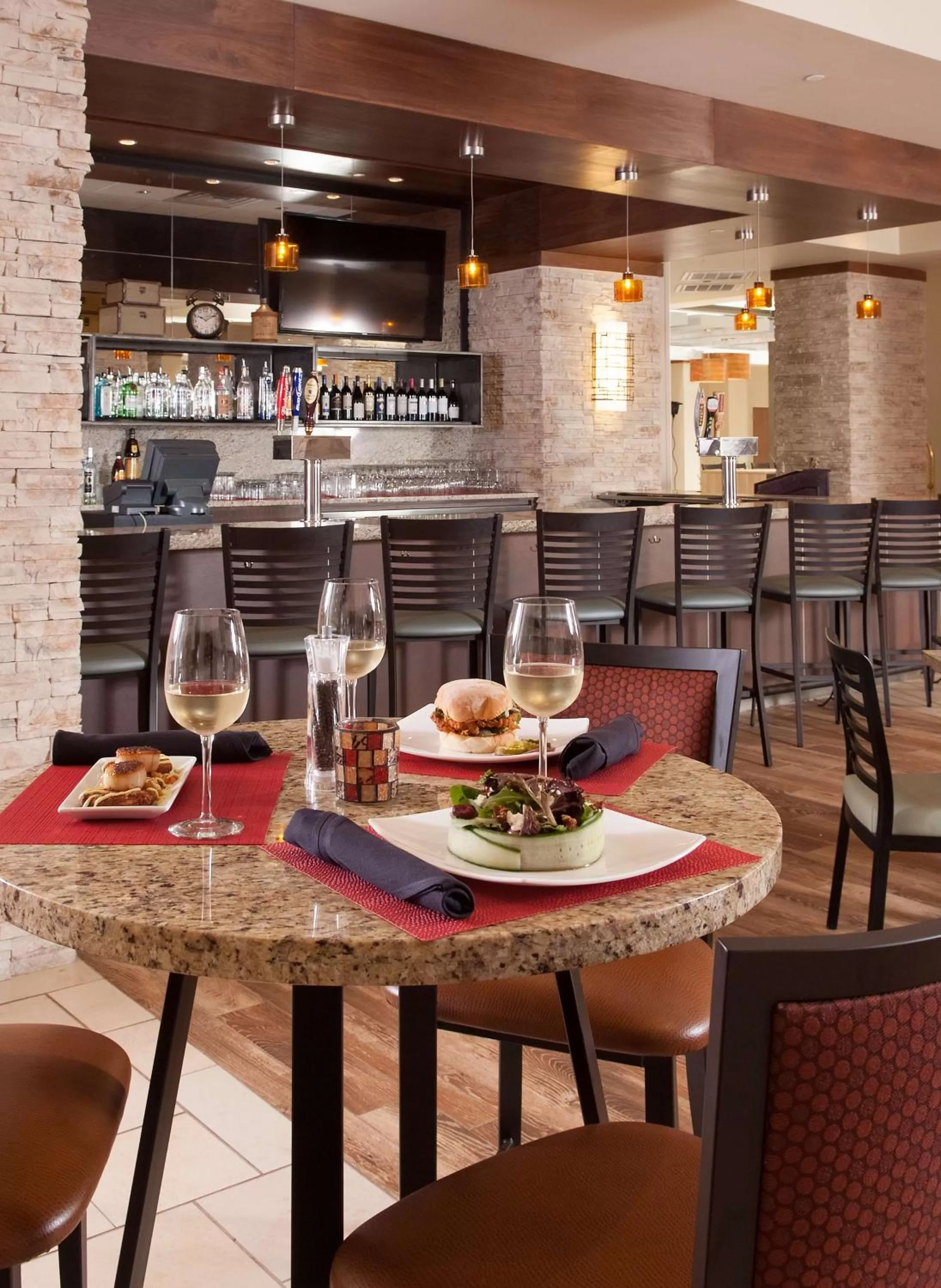 Lounge or bar in Embassy Suites by Hilton Nashville Airport