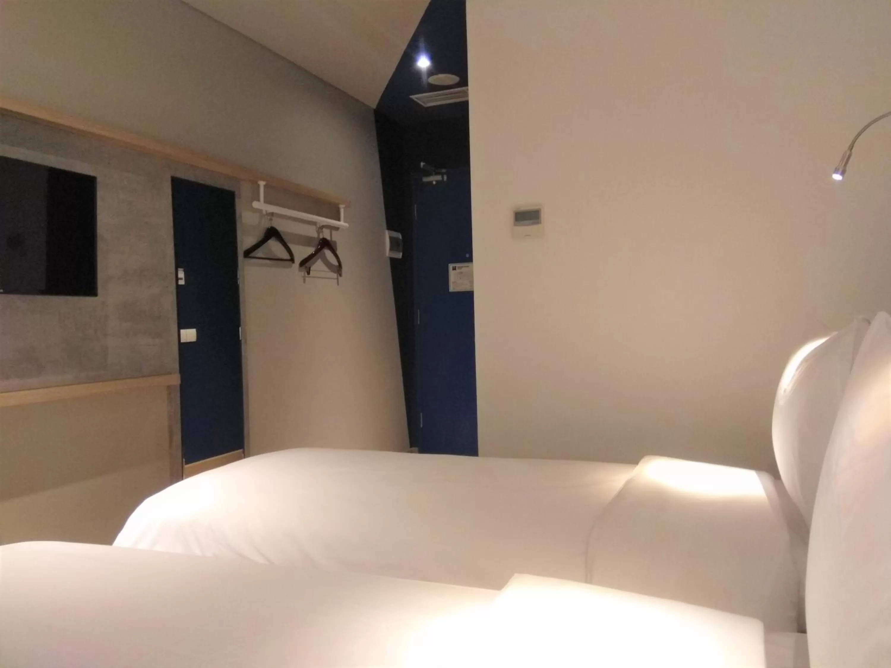 Bed in ibis budget Surabaya Diponegoro