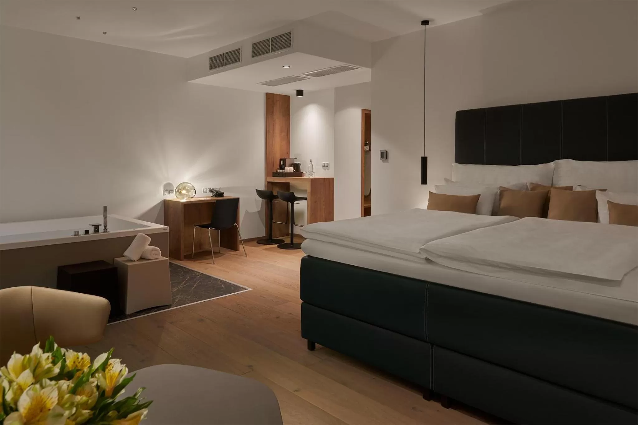 Photo of the whole room, Bed in Hotel Passage