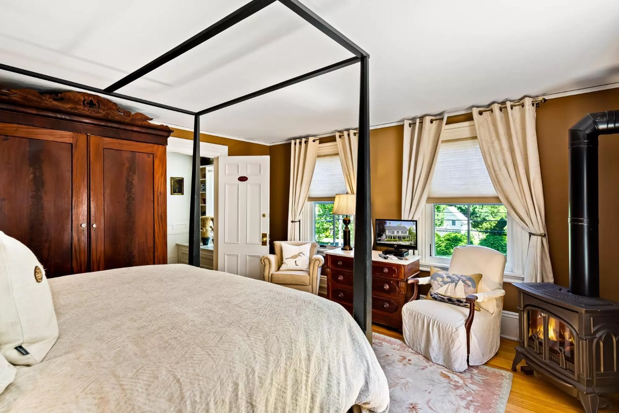 Photo of the whole room, Bed in Abigail's Inn