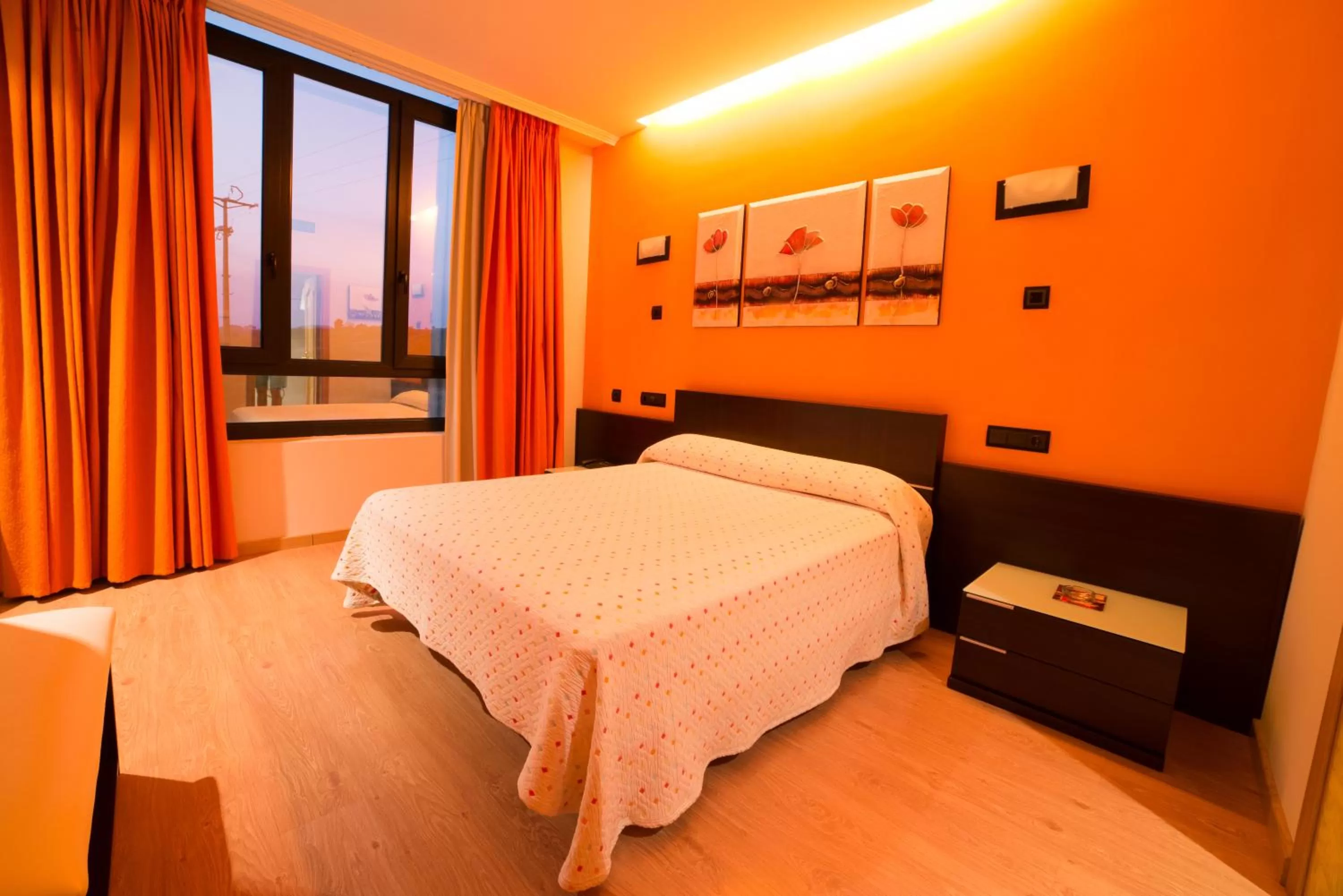 Photo of the whole room, Bed in Motel Acropolis