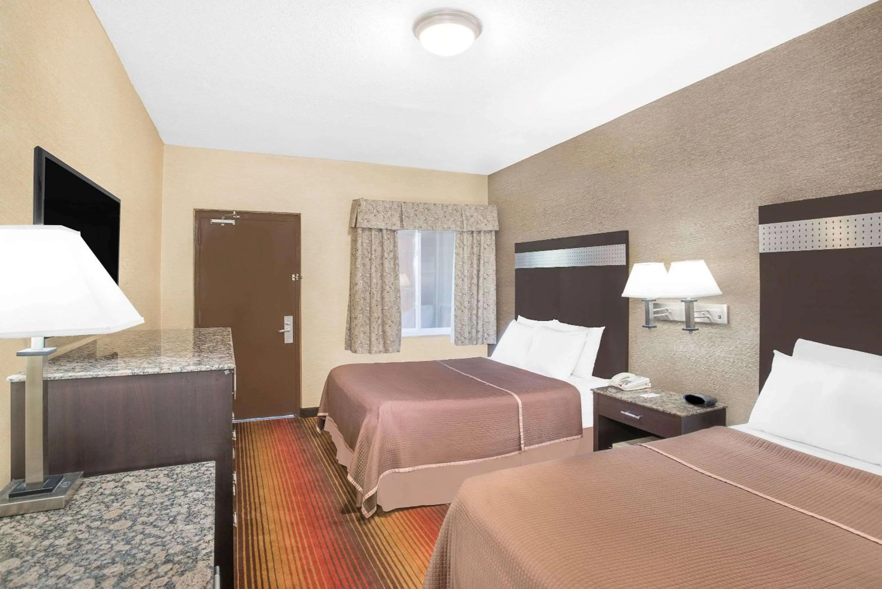 Photo of the whole room, Bed in Howard Johnson by Wyndham North Bergen