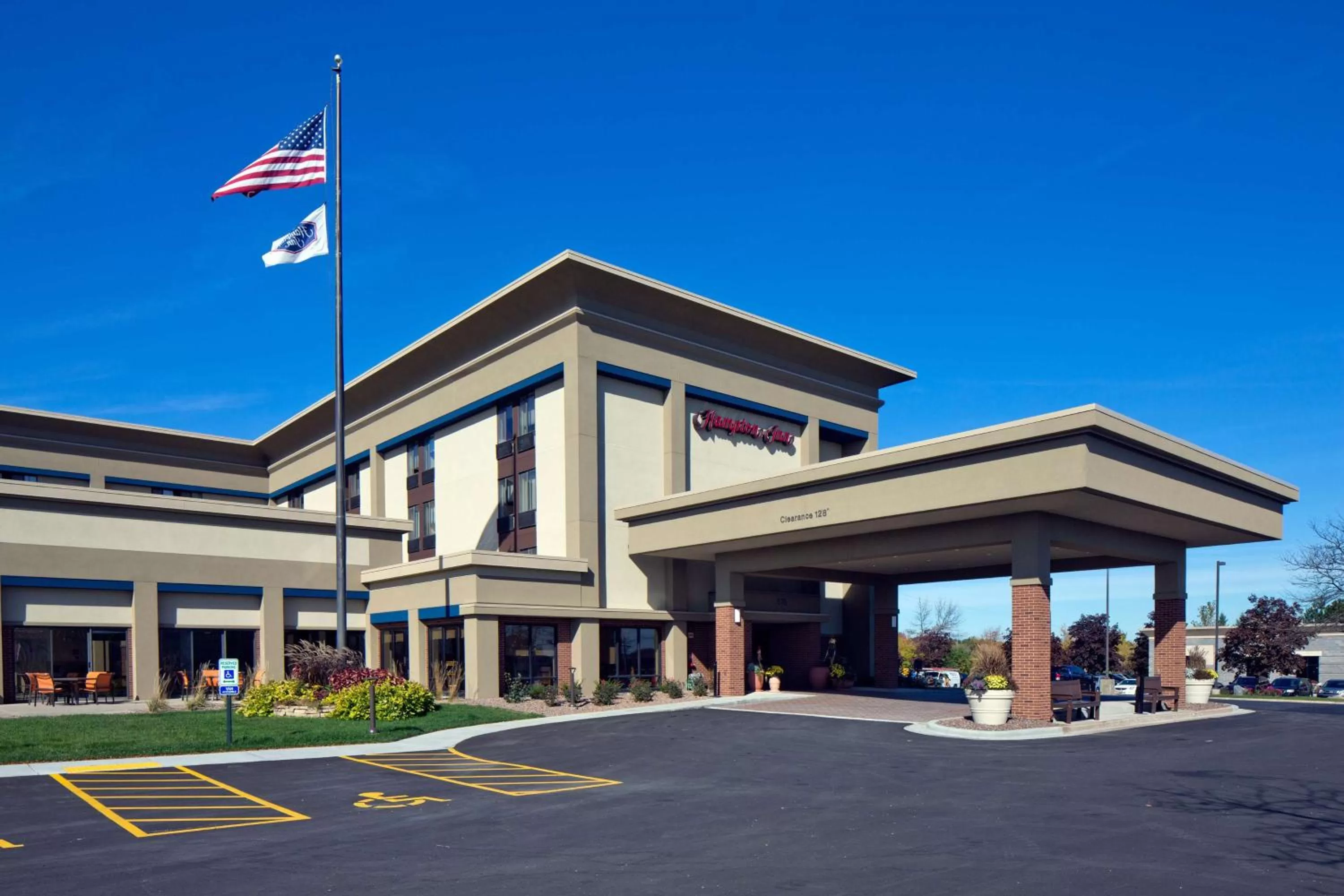 Property building in Hampton Inn Milwaukee Brookfield