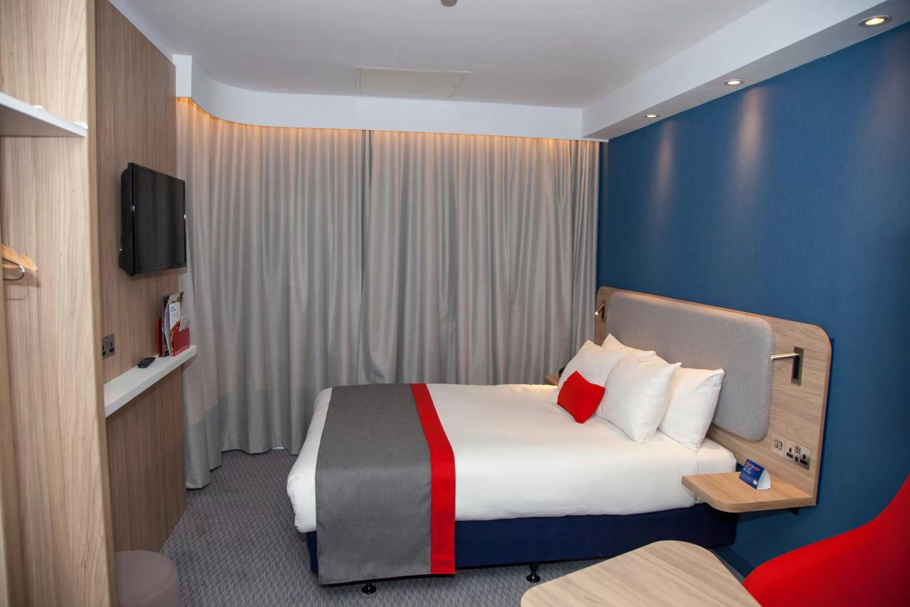 Photo of the whole room, Bed in Holiday Inn Express Cardiff Bay by IHG