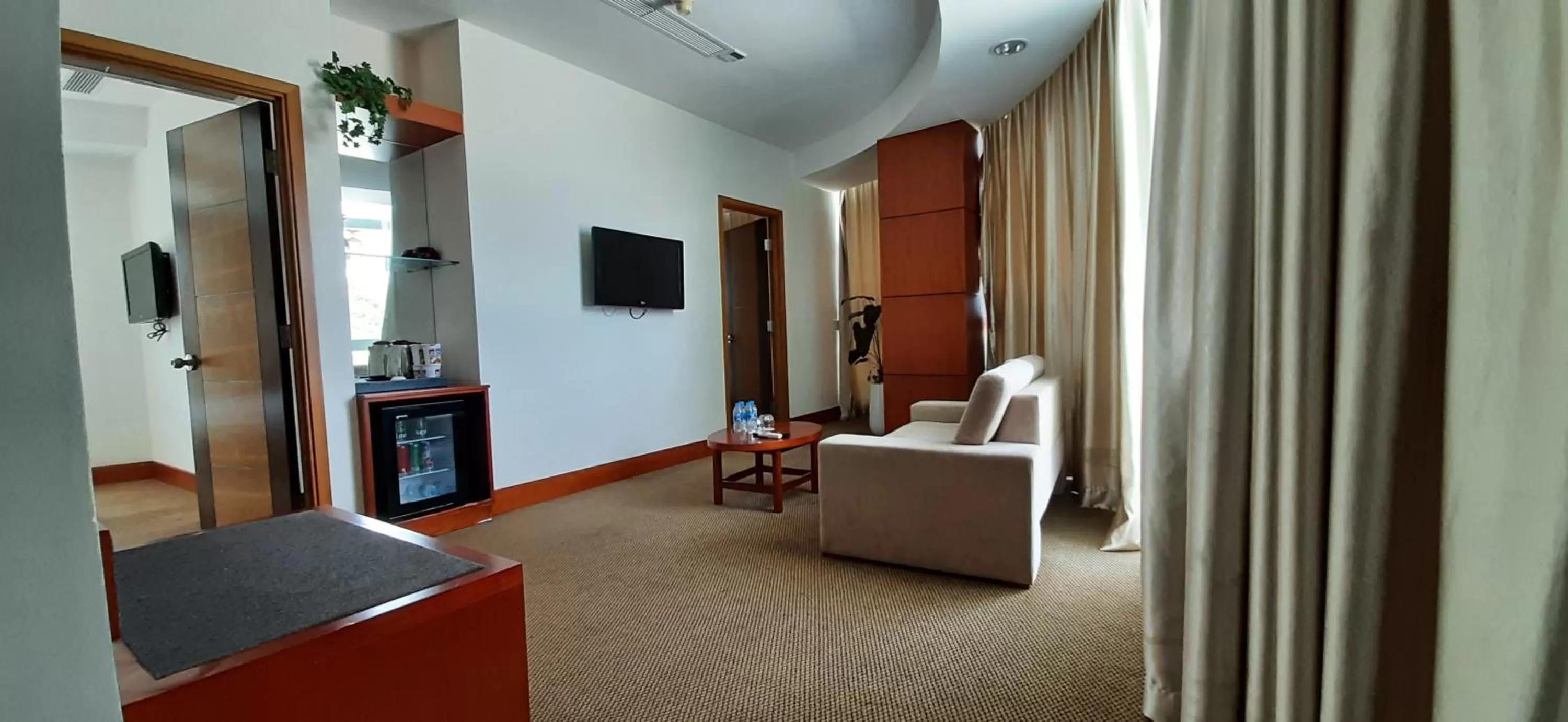 Communal lounge/ TV room, Seating Area in River Hotel