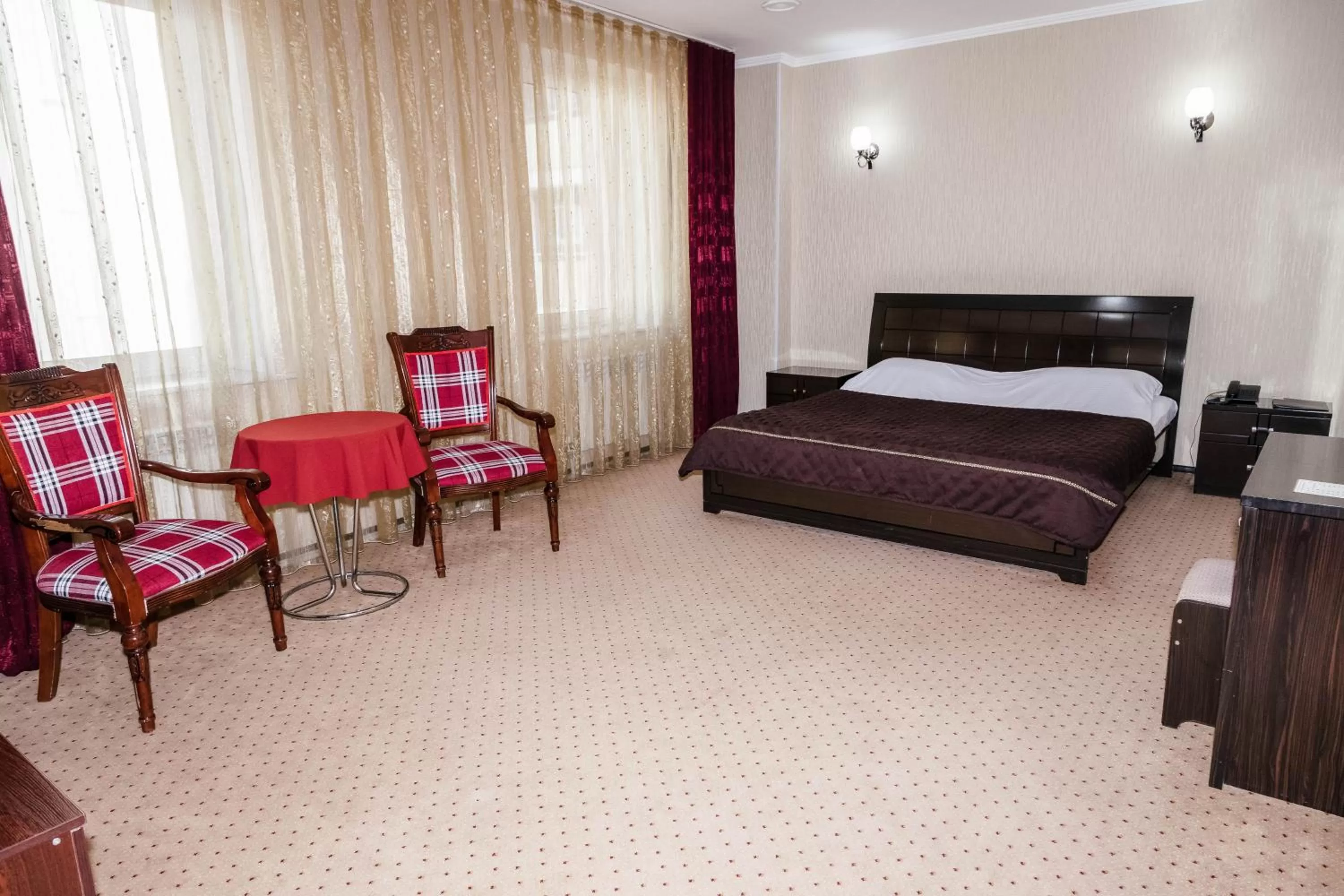 Photo of the whole room, Bed in Golden Palace